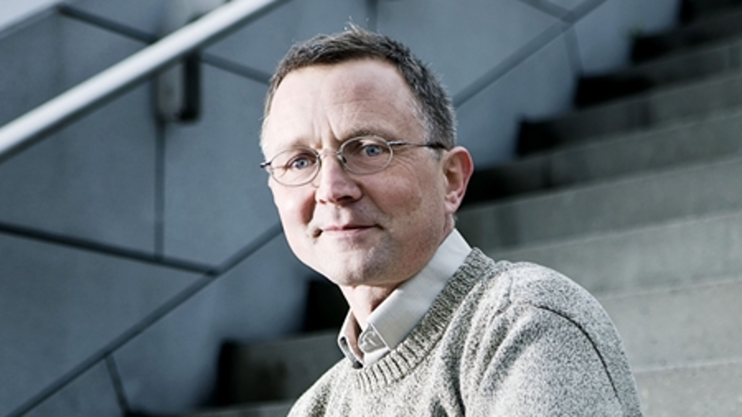 DLF-formand Anders Bondo Christensen er fortørnet over, at regeringen bliver ved med at blande sig i debatten om arbejdstidsaftalerne. 