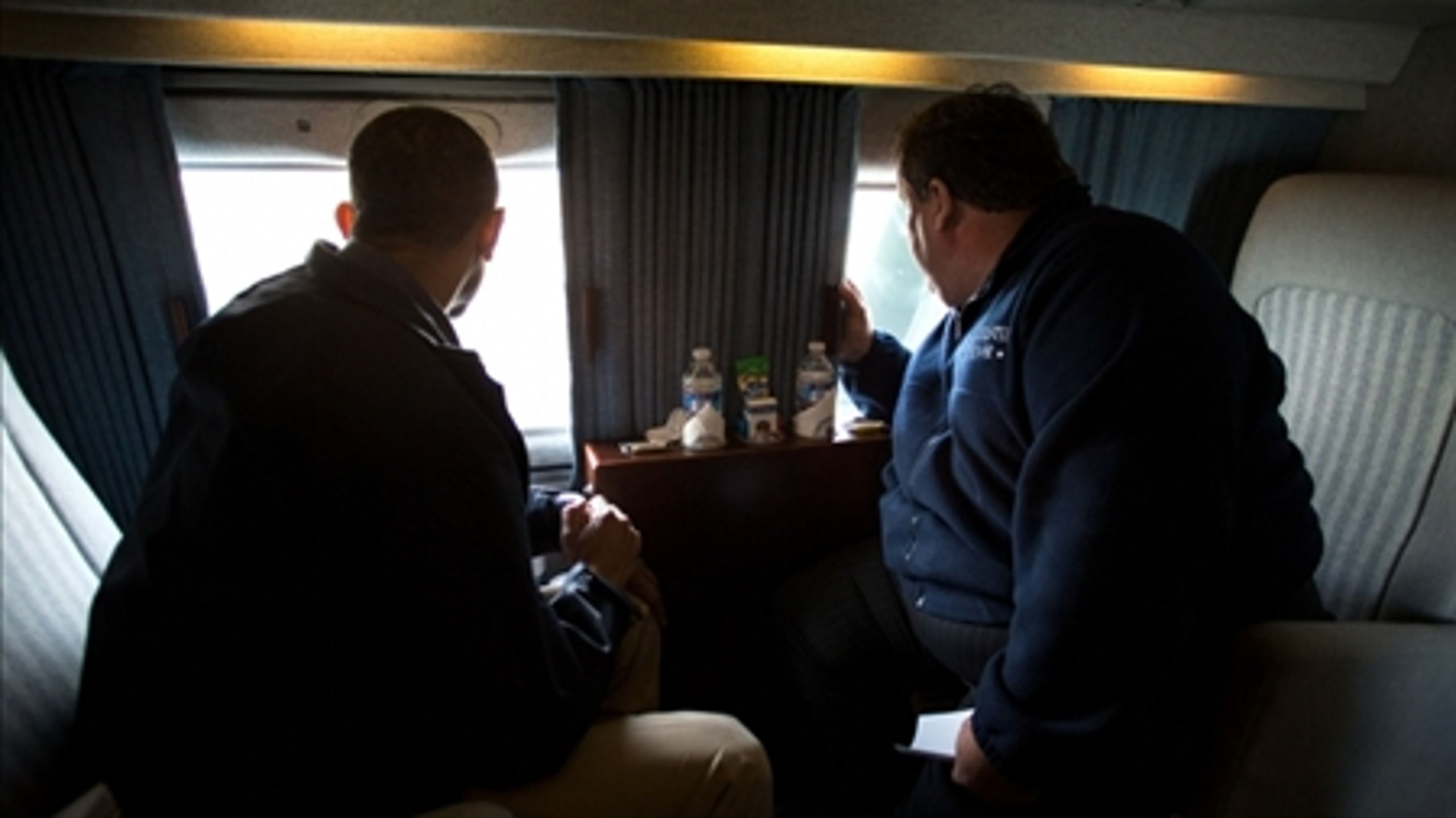 Den republikanske guvernør fra New Jersey, Chris Christie, har rost Obamas håndtering af orkanen Sandys hærgen. Her inspicerer præsidenten skaderne efter orkanen sammen med Christie.