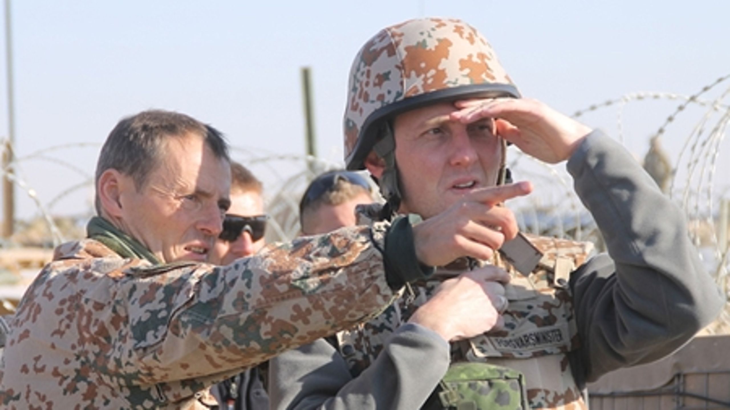 Tirsdag skal forsvarsminister Nick Hækkerup (S) (th.) i samråd om Operation Green Desert. Nu står den tidligere ambassadør i Irak frem: Han mener, at danske soldater blev narret og brugt i en intern religiøs konflikt.  