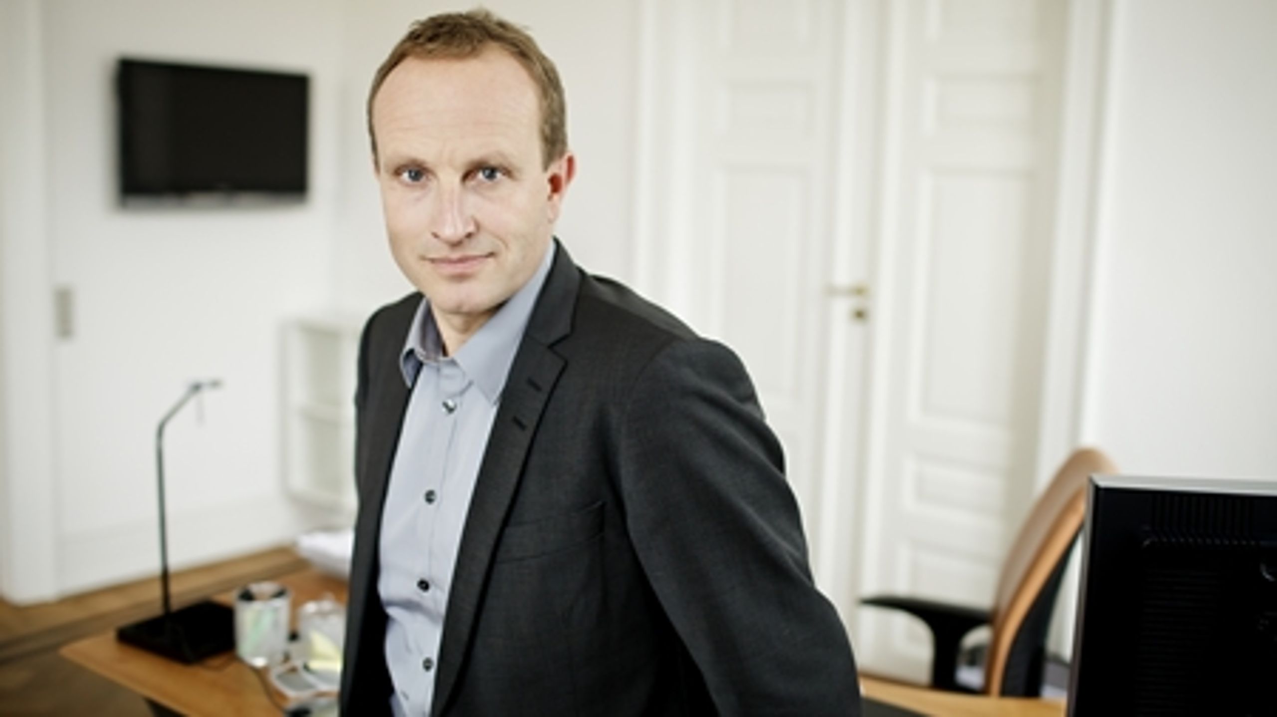 Martin Lidegaard kan ikke se det rimelige i, at kommunerne skal lukrere på fjernvarmekundernes indbetalinger. Nu undersøger han, hvordan en lovændring lukker hullet efter Energitilsynets afgørelse.