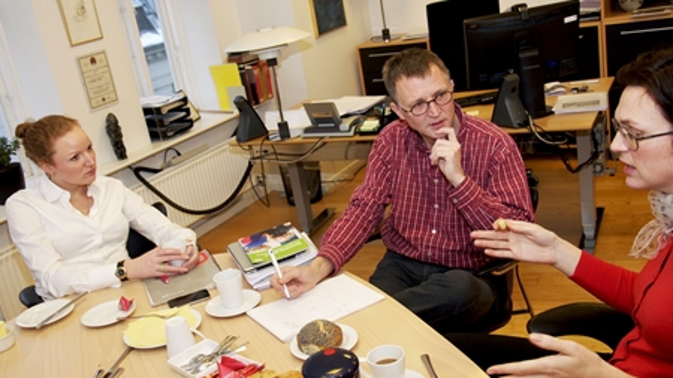 Børne- og undervisningsordfører Rosa Lund (EL), formand for Danmarks Lærerforening Anders Bondo Christensen og børne- og undervisningsordfører Merete Riisager (LA) diskuterer folkeskolens fremtid i den alternative forligskreds (fra venstre mod højre).