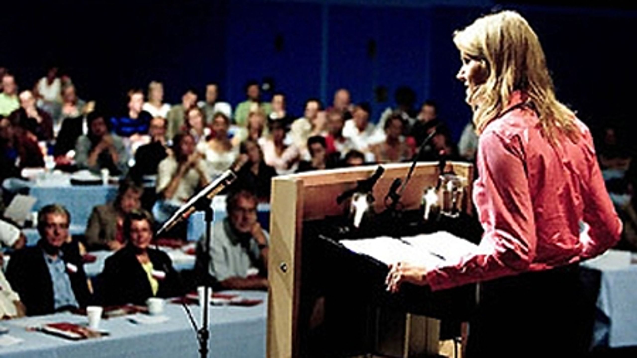 Socialdemokratiet og statsminister Helle Thorning-Schmidt er ude af trit med partiets vælgere, når det handler om dagpenge. 