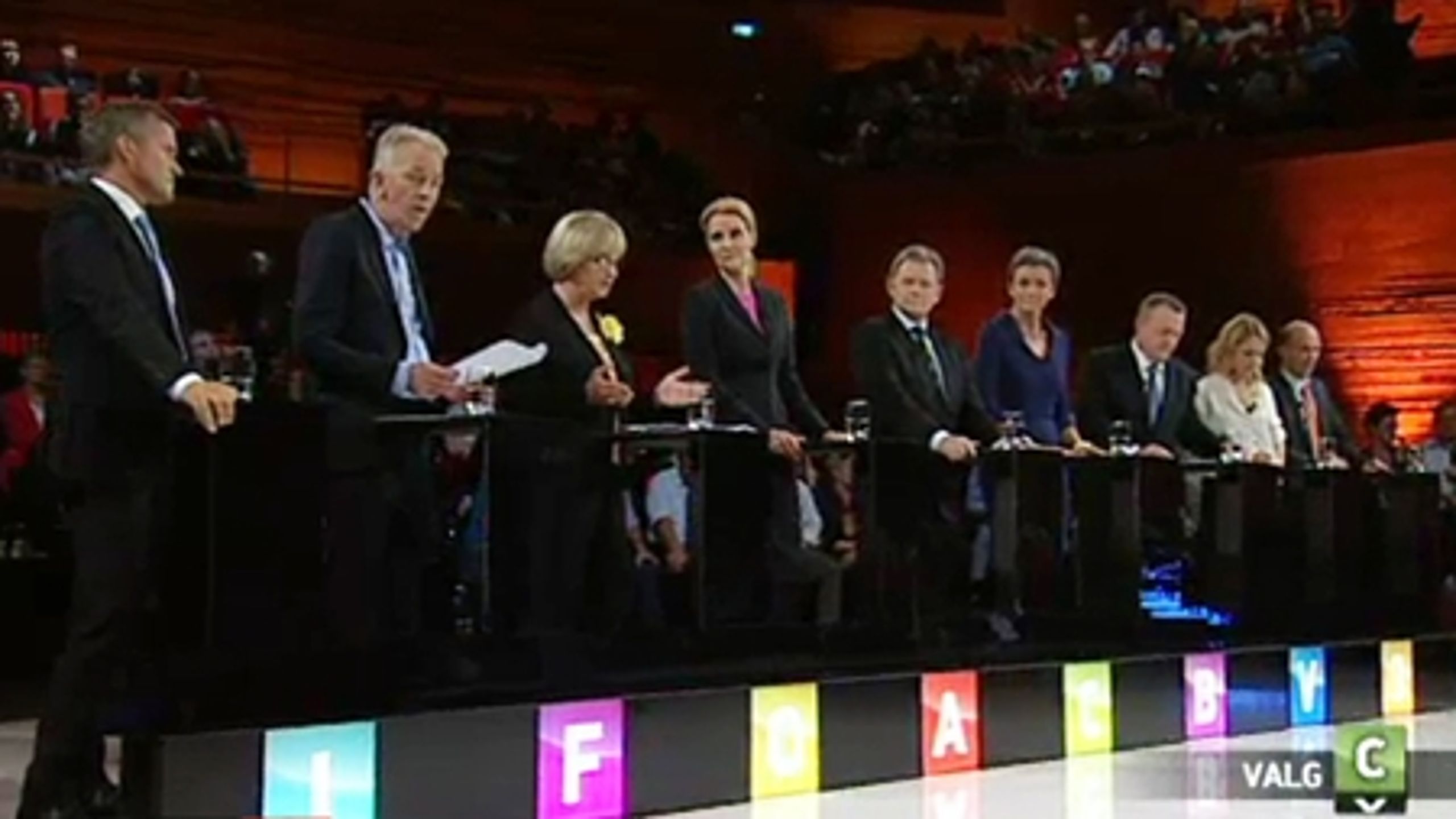 I deres nye bog undersøger Rune Stubager, Kasper Møller 
Hansen og Jørgen Goul Andersen, hvordan privat- og samfundsøkonomiske vurderinger, vælgernes oplevelse af krisen og deres syn på krise- og velfærdspolitikken påvirkede deres stemmeafgivning ved folketingsvalget 2011.