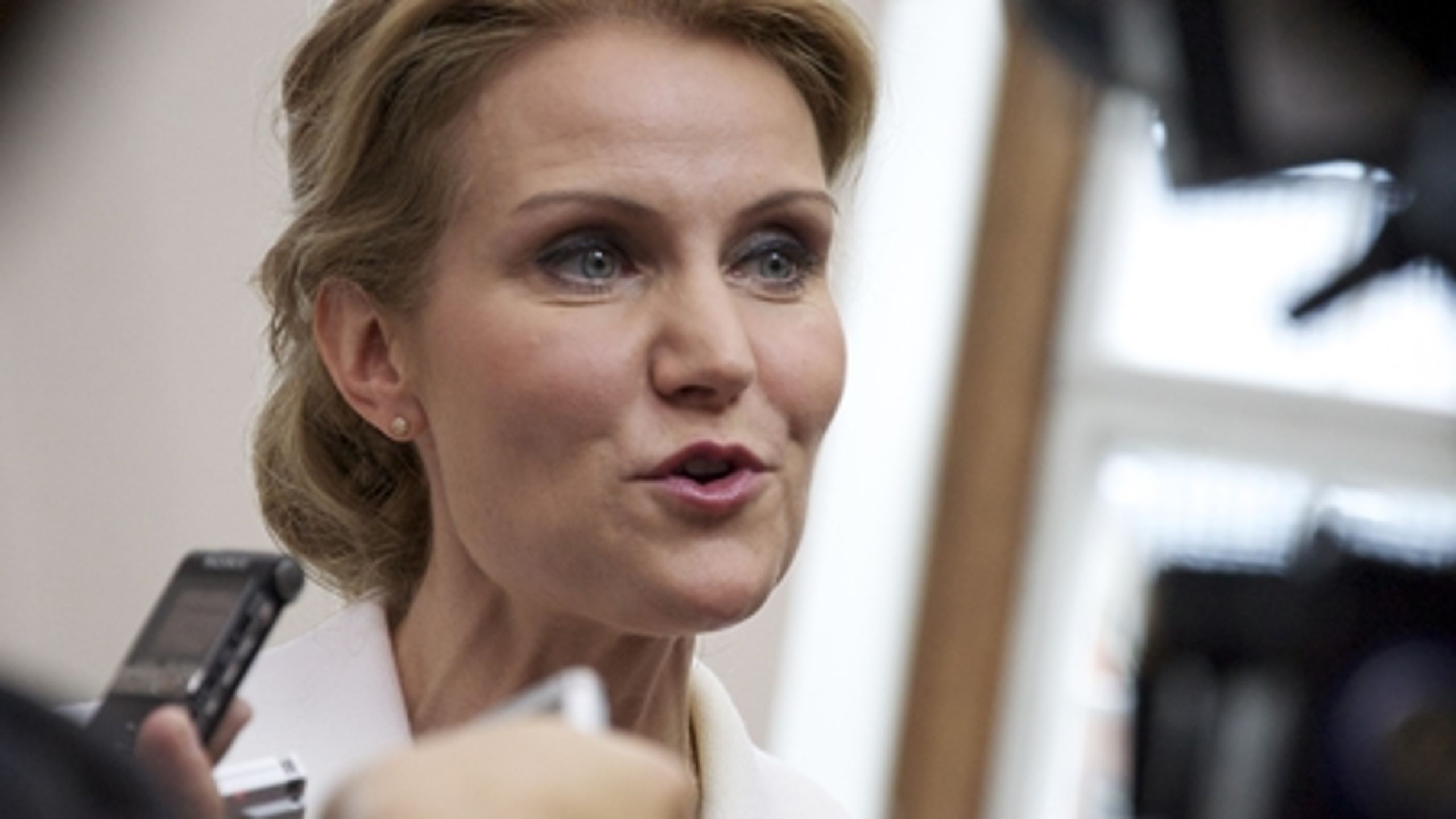 Det vil være svært for Thorning at stille ultimative krav om en rabat og samtidig stille ultimative krav om, hvad EU's penge skal gå til.