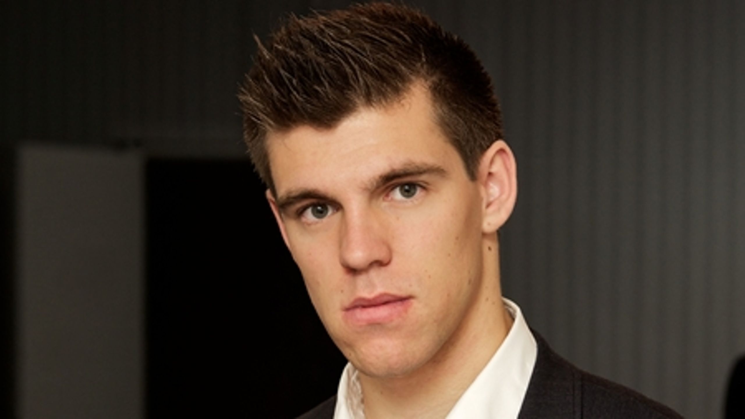 VU-formand Morten Dahlin kritiserer i skarpe vendinger sit moderpartis støtte til regeringens helhedsskole. 