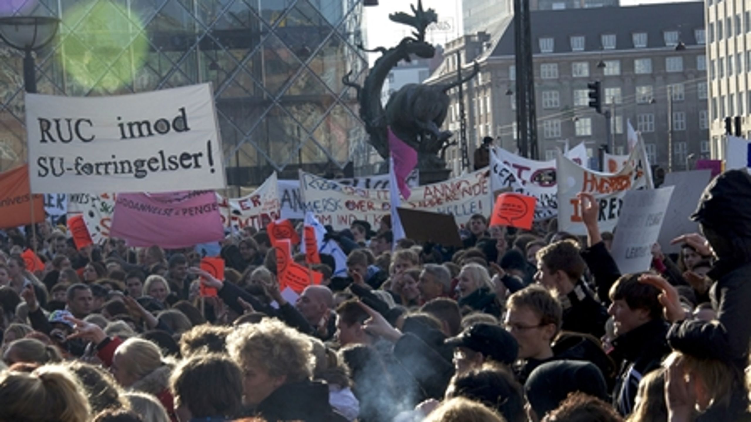 Regeringen overvejer at gå uden om Dansk Folkeparti og opsige SU-forliget for at få en aftale på plads om SU-reform.