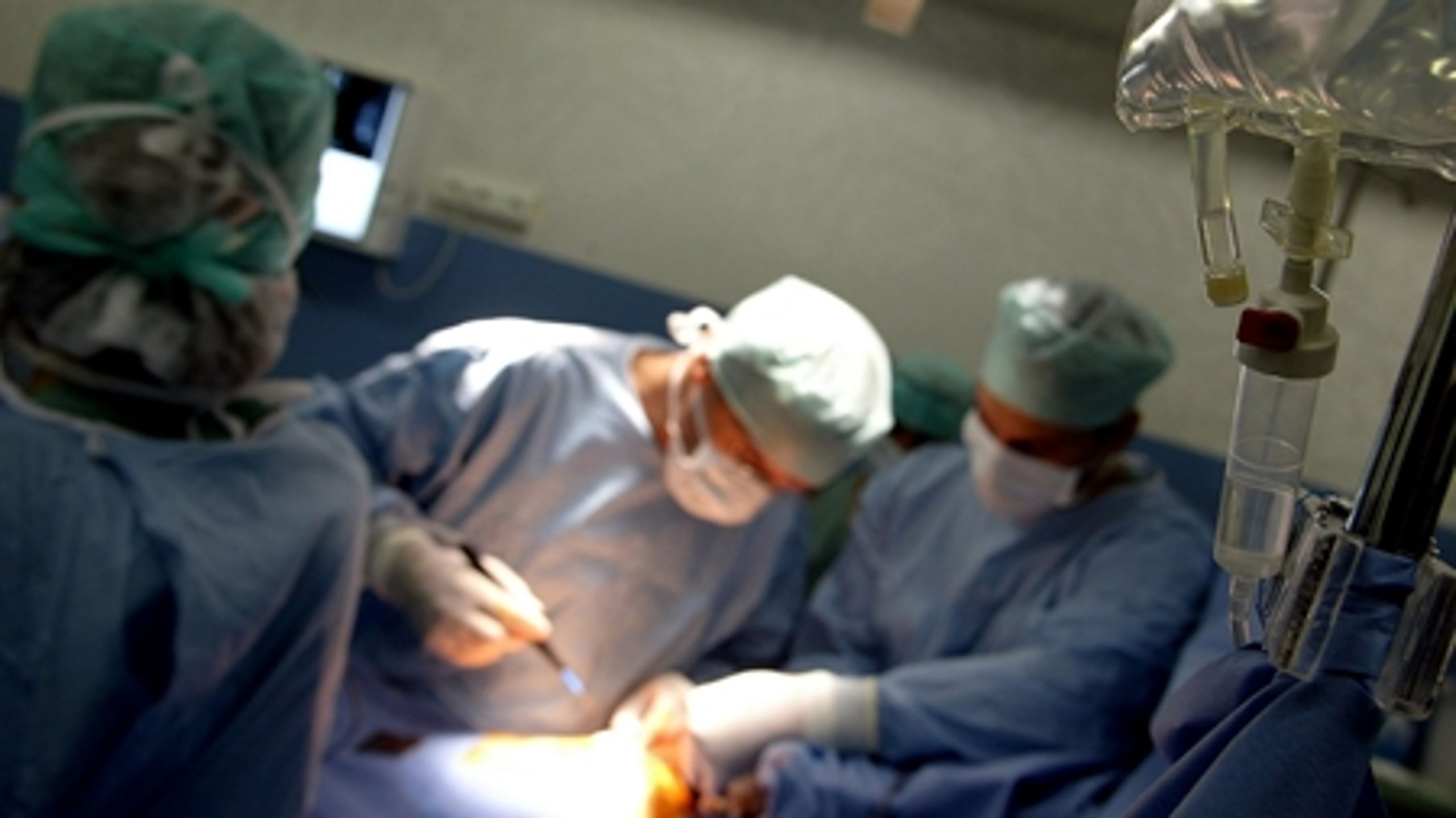 Professor i sundhedsøkonomi og sundhedspolitik fra KU, Karsten Vrangbæk, giver i artiklen nogle bud på, hvordan privathospitalerne på sigt kan udføre flere opgaver for det offentlige.