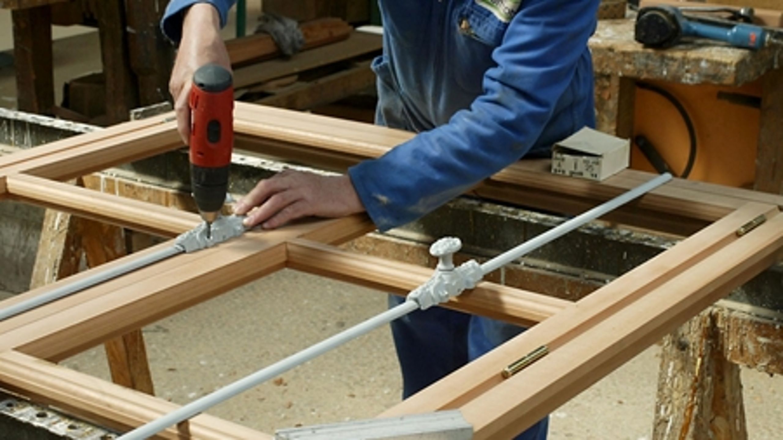 Kommer der mange kontanthjælpsmodtagere på ungdomsuddannelserne, frygter ekspert, at unge under 18 år vil fravælge uddannelsen.