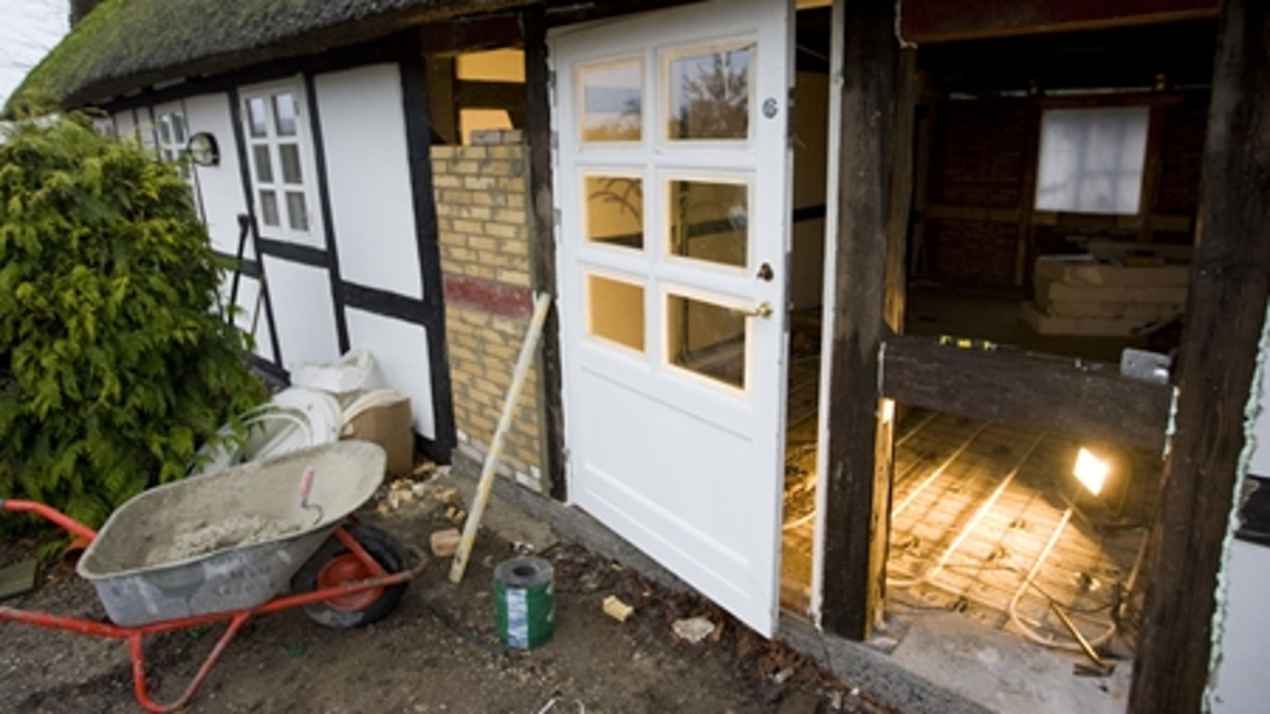 Nyt samarbejde mellem regeringen og kommunerne skal sikre, at nedrivning af huse sker på mere miljørigtig facon, så materialerne kan genbruges ved nybyggeri.