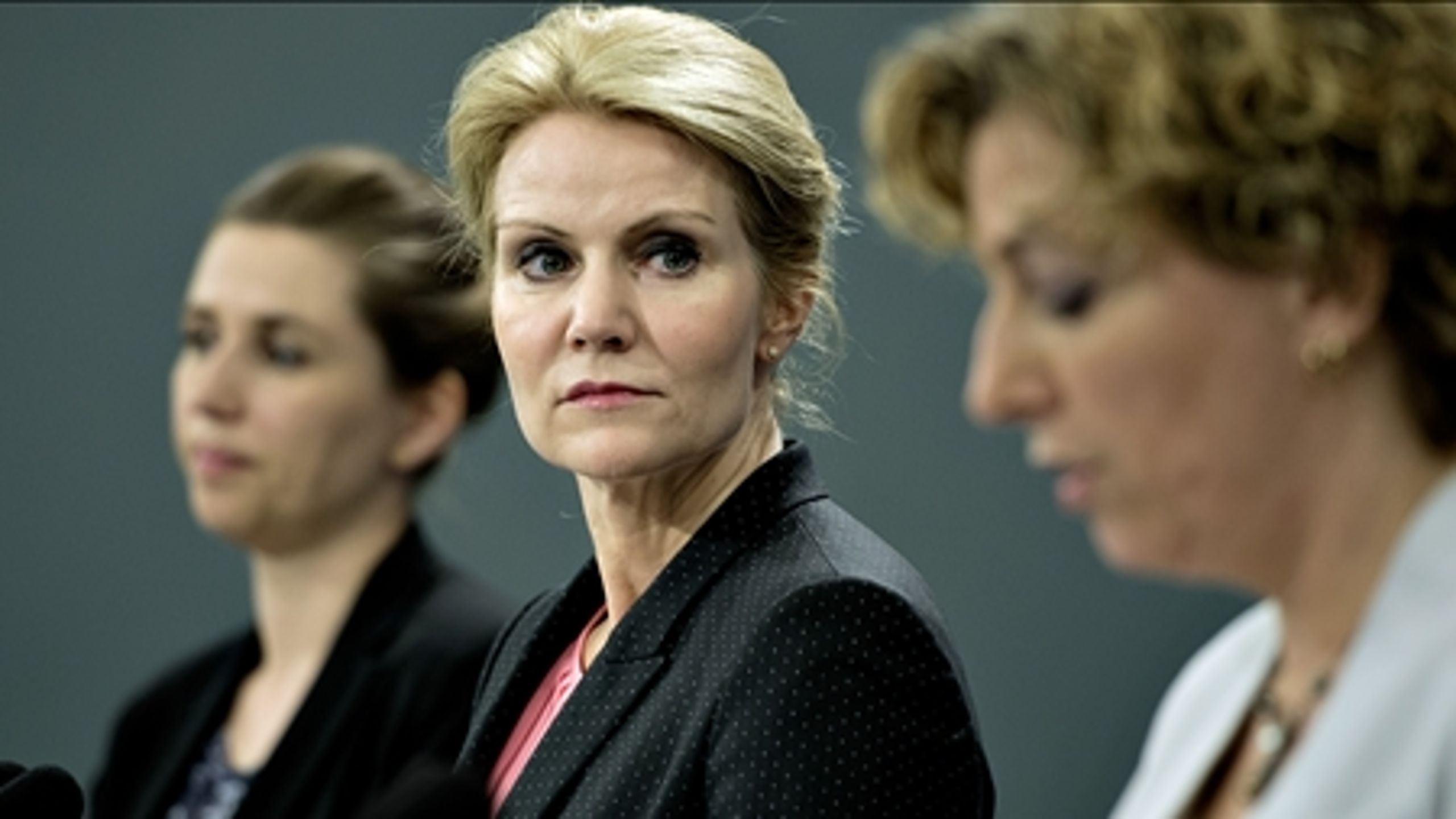 Efter fire ugers lockout greb regeringen torsdag formiddag ind i konflikten mellem lærerne og kommunerne.