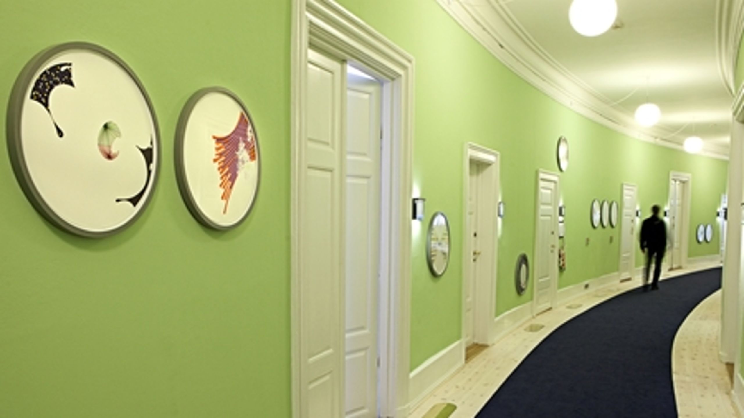 Nils Erik Gjerdeviks undseelige og hvide udsmykning kan ikke hamle op med Ridebanens fantastiske gange, mener Altinget.dks anmelder.