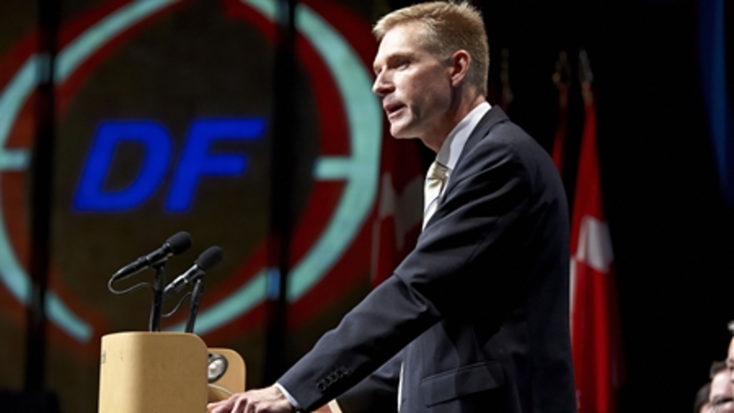 Trods en mindre tilbagegang for partiet i april, så er DF nu for første gang større end S i meningsmålingerne.