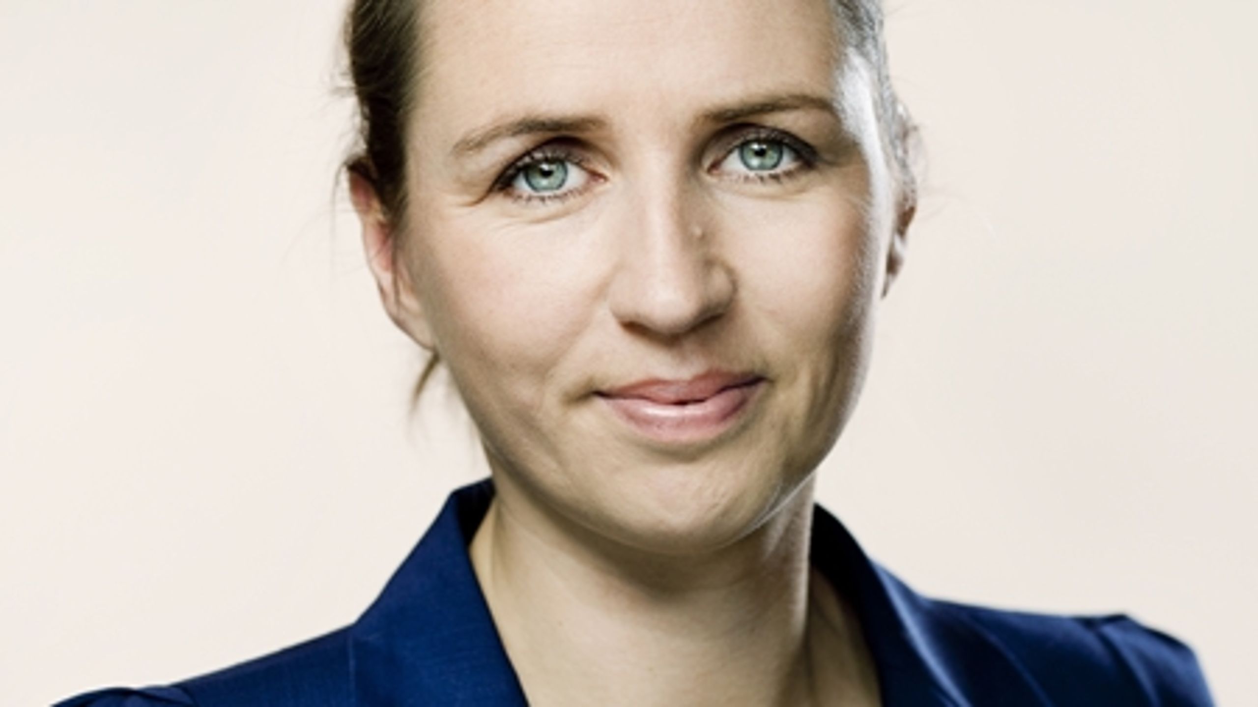 Den to-årige dagpengeperiode ligger fast og skal være udgangspunktet for en dagpenge-kommissions arbejde, fastslår beskæftigelsesminister Mette Frederiksen (S).