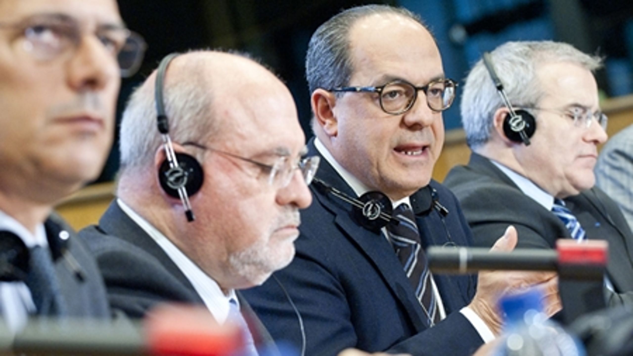 Paolo De Castro, formand for Landbrugsudvalget i Parlamentet bliver beskyldt for, at han ikke forhandler i Parlamentets bedste interesse.  