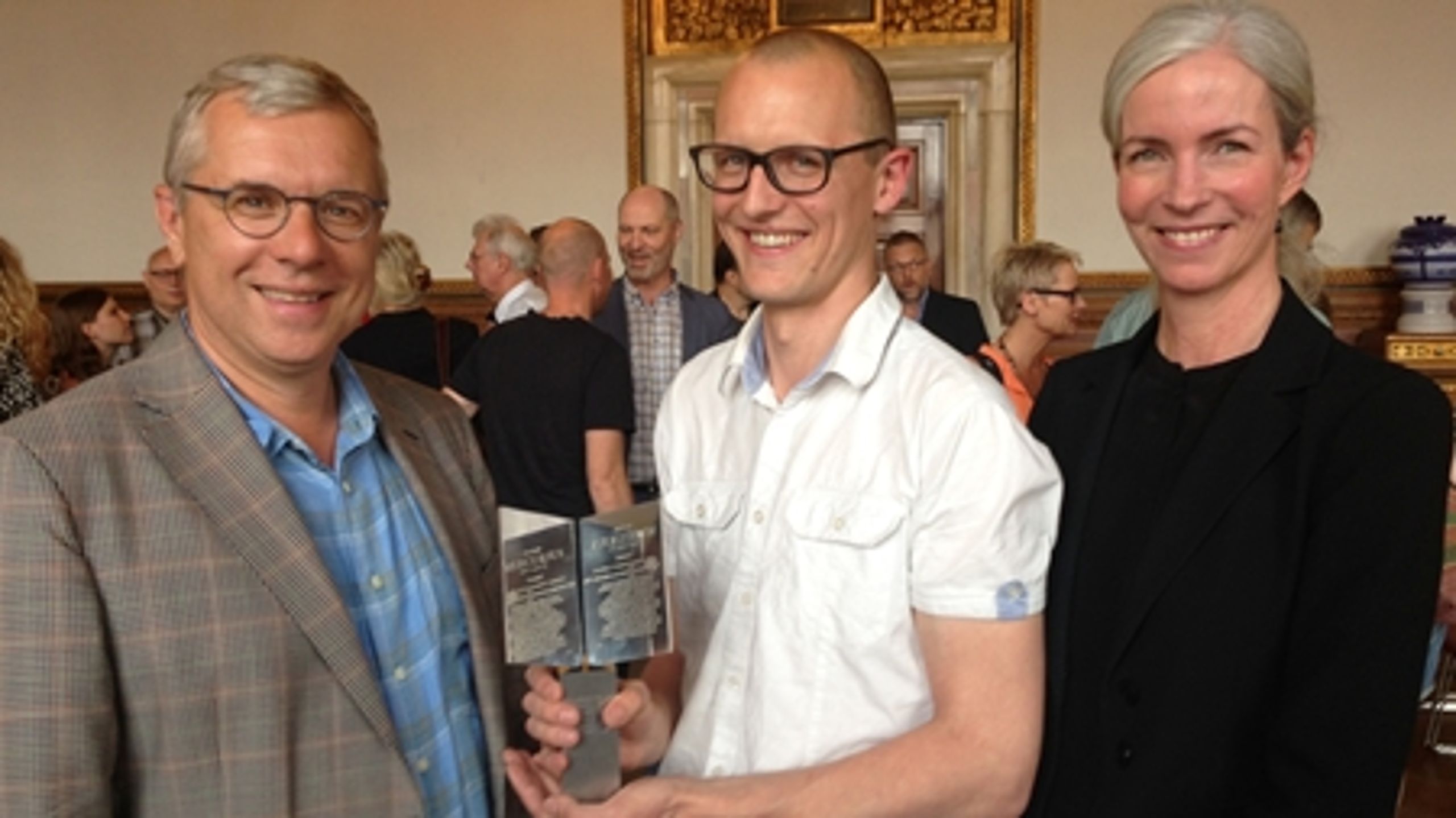 Journalist Mads Bang, Altinget.dk er idemanden bag og redaktøren af Altinget | Magt, der i dag modtog Bordings Mediepris fra Danske Medier. Han flankeres af udgiver Rasmus Nielsen og formanden for priskomiteen, chefredaktør Anne-Marie Dohm.