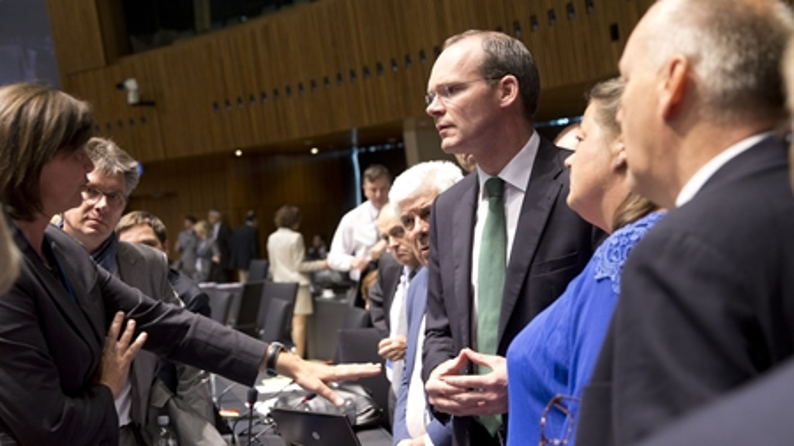 Fødevareminister Mette Gjerskov (S) i blåt ved siden af irske Simon Coveney under ugens maratonforhandlinger i Luxembourg.