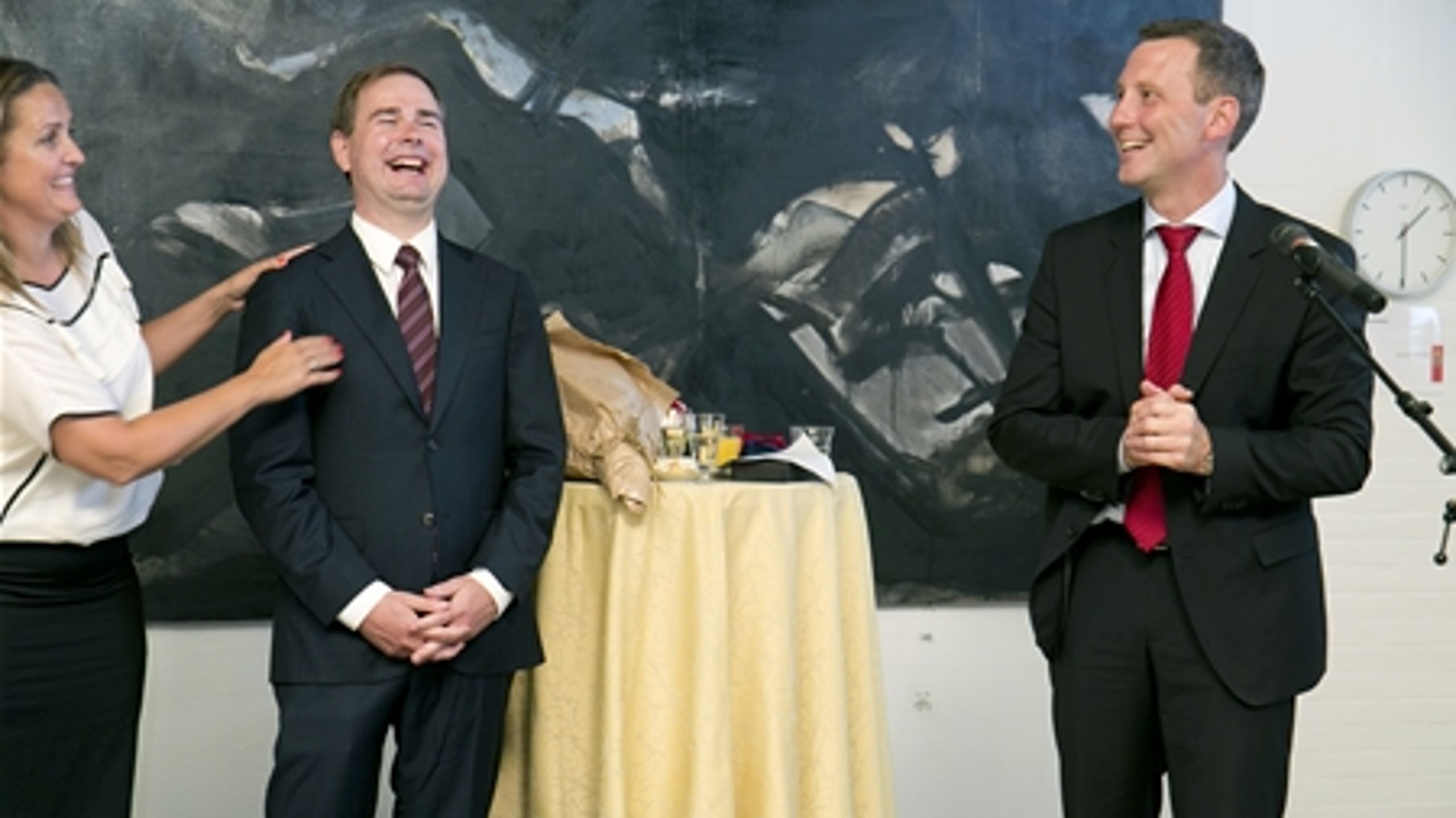 Afgående europaminister  Nicolai Wammen (S) fik en lille handy kuffert i afskedsgave. Angiveligt har han flere gange rejst til Bruxelles med sine ting i en plasticpose.