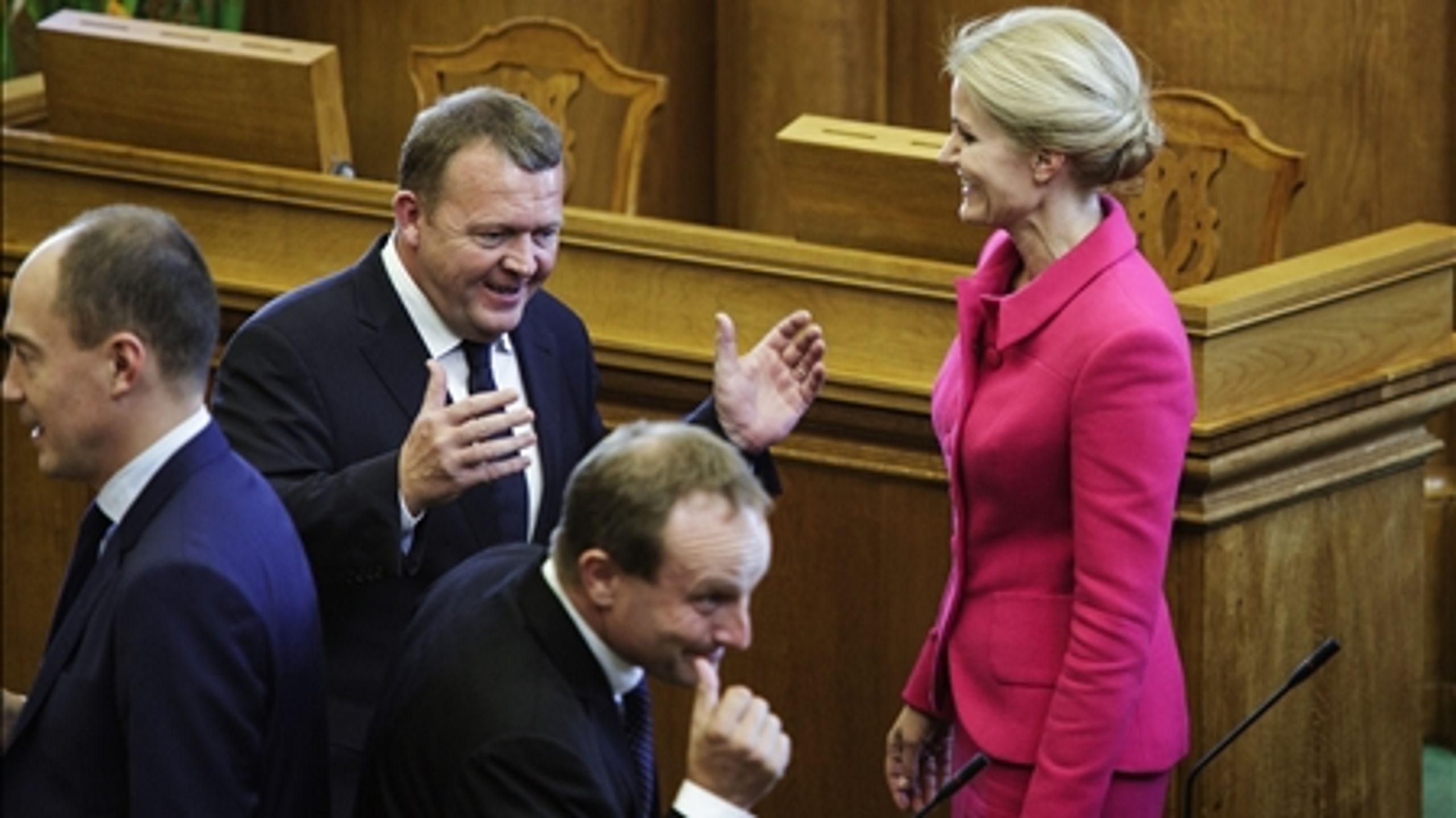 Lars Løkke Rasmussen (V) fører på point foran Helle Thorning-Schmidt (S) på substantielle socialdemokratiske dagsordener.