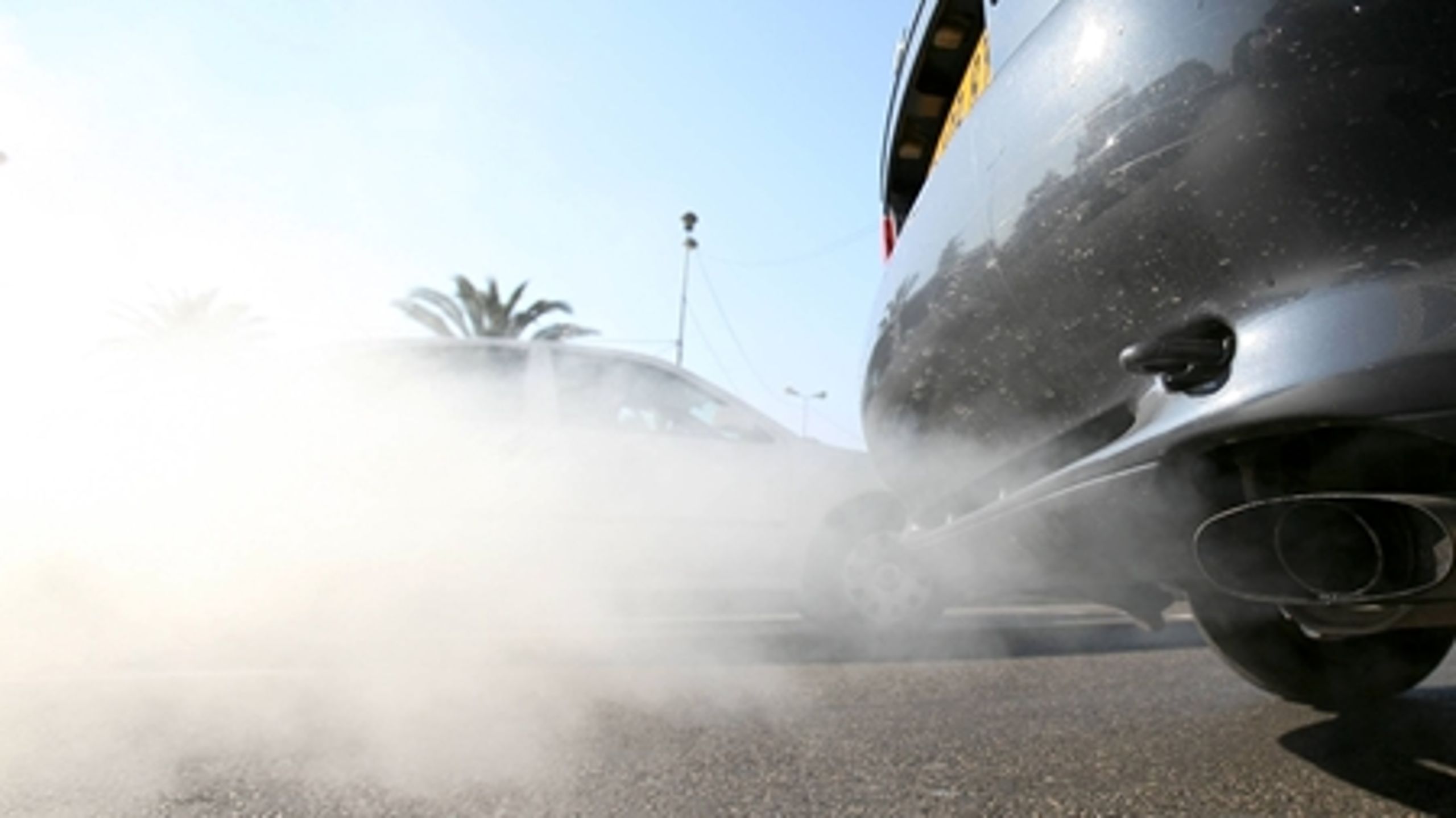 Tyskland har fået udskudt afgørelsen af en aftale, der skal sikre, at biler udleder mindre CO2 i 2020.