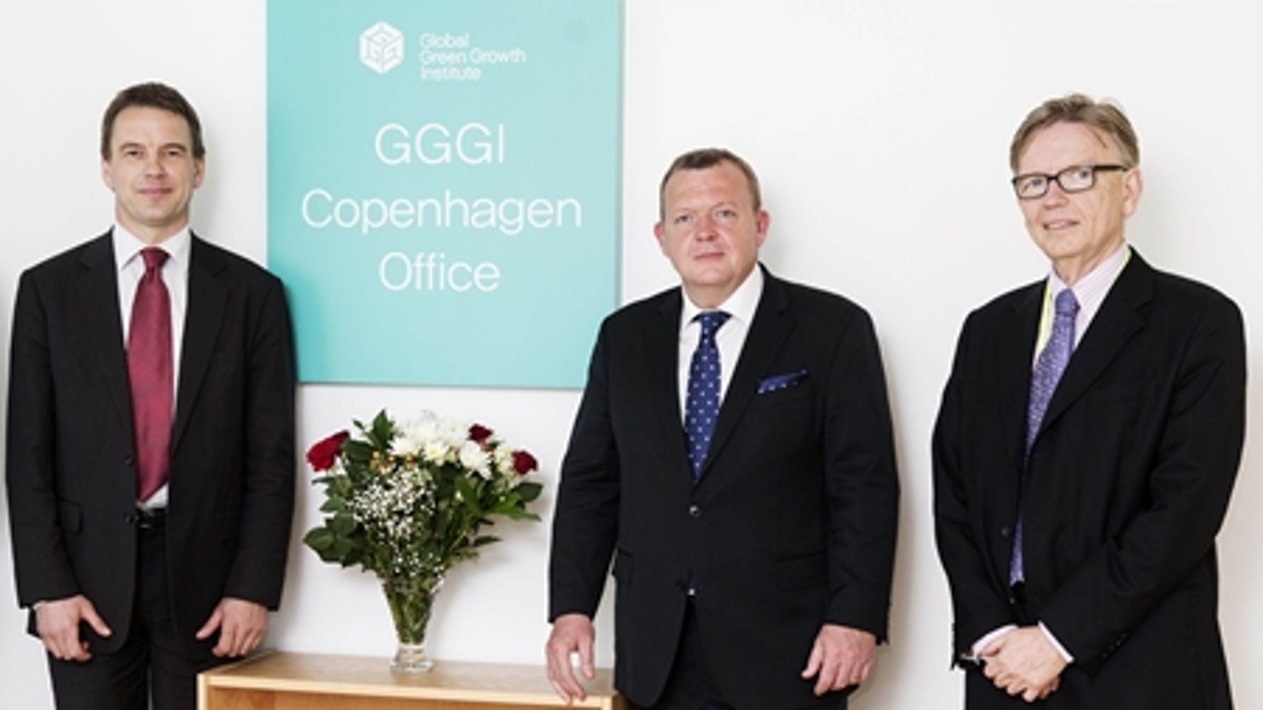 Udviklingsminister Christian Friis Bach (R), Venstres formand og formand for GGGI Lars Løkke Rasmussen samt GGGI's australske generaldirektør Howard Bamsey ved indvielsen af det danske kontor i FN-byen i København, maj 2013.