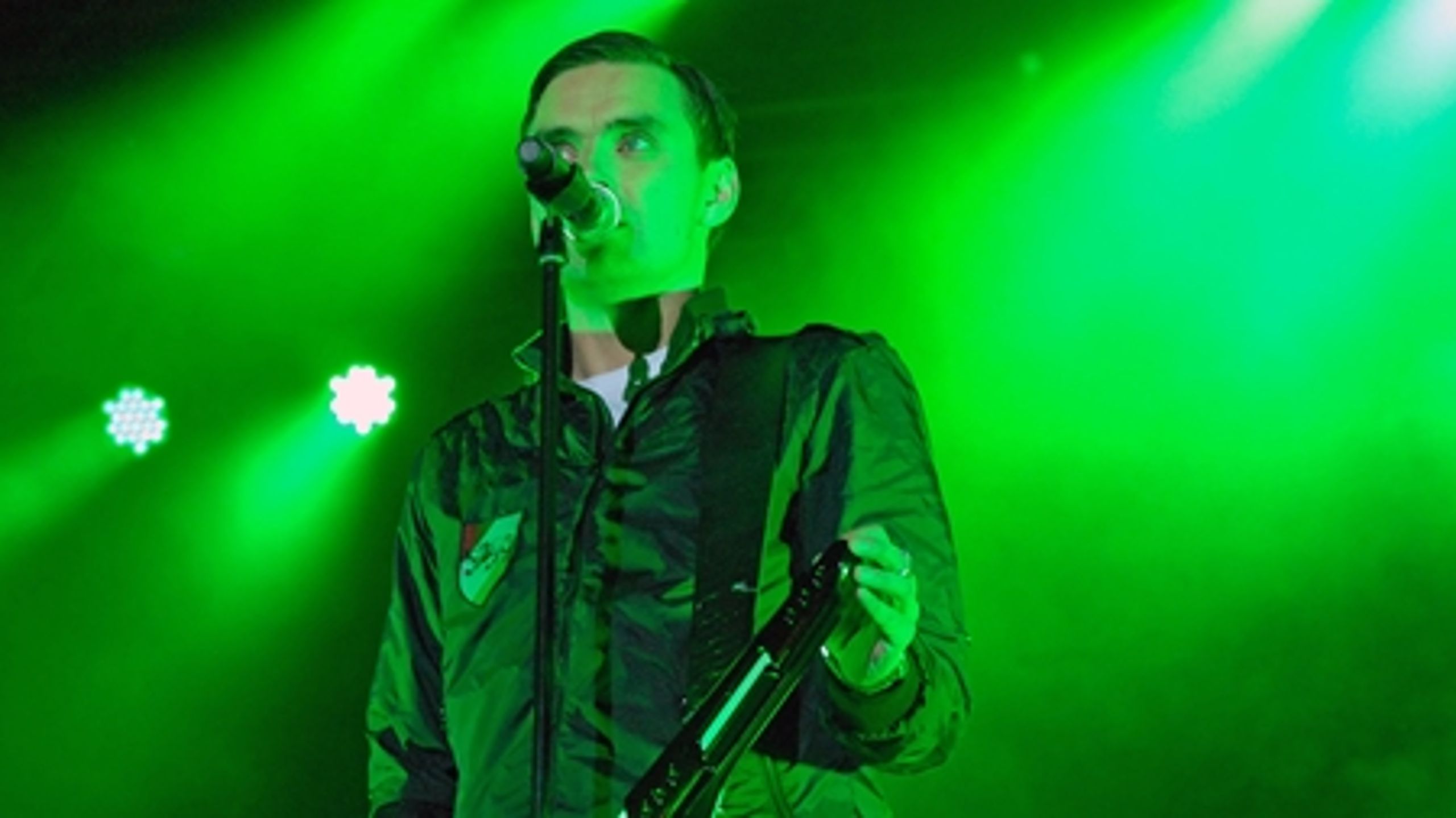 Til daglig er Simon Kvamm forsanger i bandet Nephew.