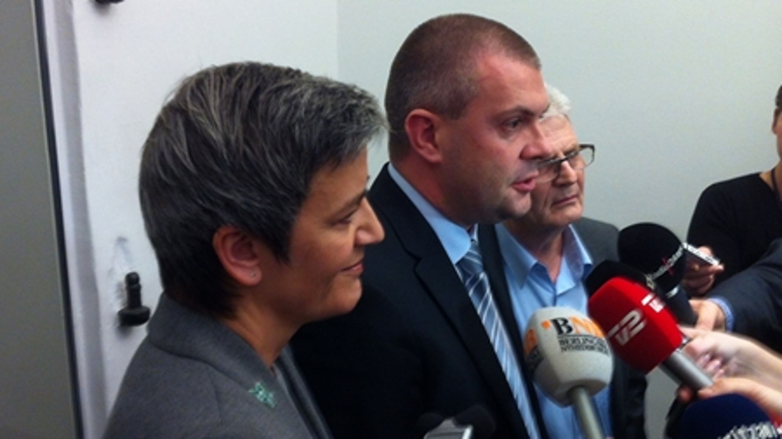 Økonomi- og indenrigsminister Margrethe Vestager (R), finansminister Bjarne Corydon (S) og skatteminister Holger K. Nielsen (SF) fremlagde mandag en aftaleskitse til finanslov for 2014. 