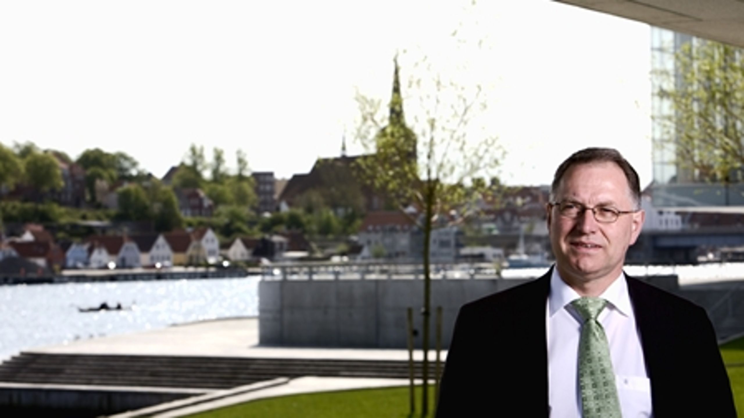 Peter Rathje, direktør for ProjectZero i Sønderborg, fortæller, at udvikling mod en CO2-neutral by kræver mere end demonstrationsprojekter. "Du er nødt til at få fingrene ned i materien," siger han. 