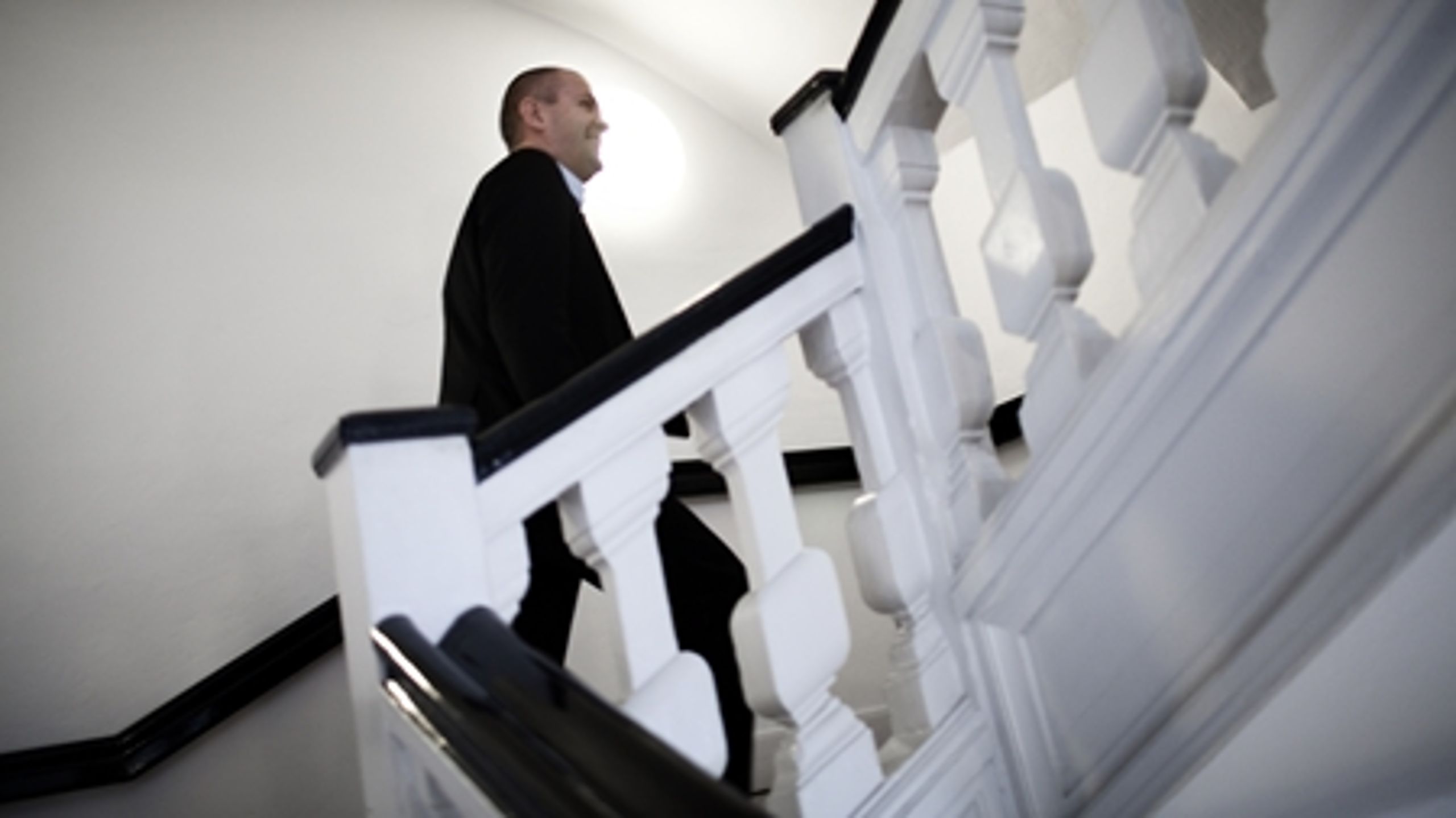 Finansminister Bjarne Corydon (S) ville ikke give ældre ret til bad to gange om ugen. Til gengæld skal kommuner nu søge en central pulje for at få andel i den ekstra milliard til de ældre.