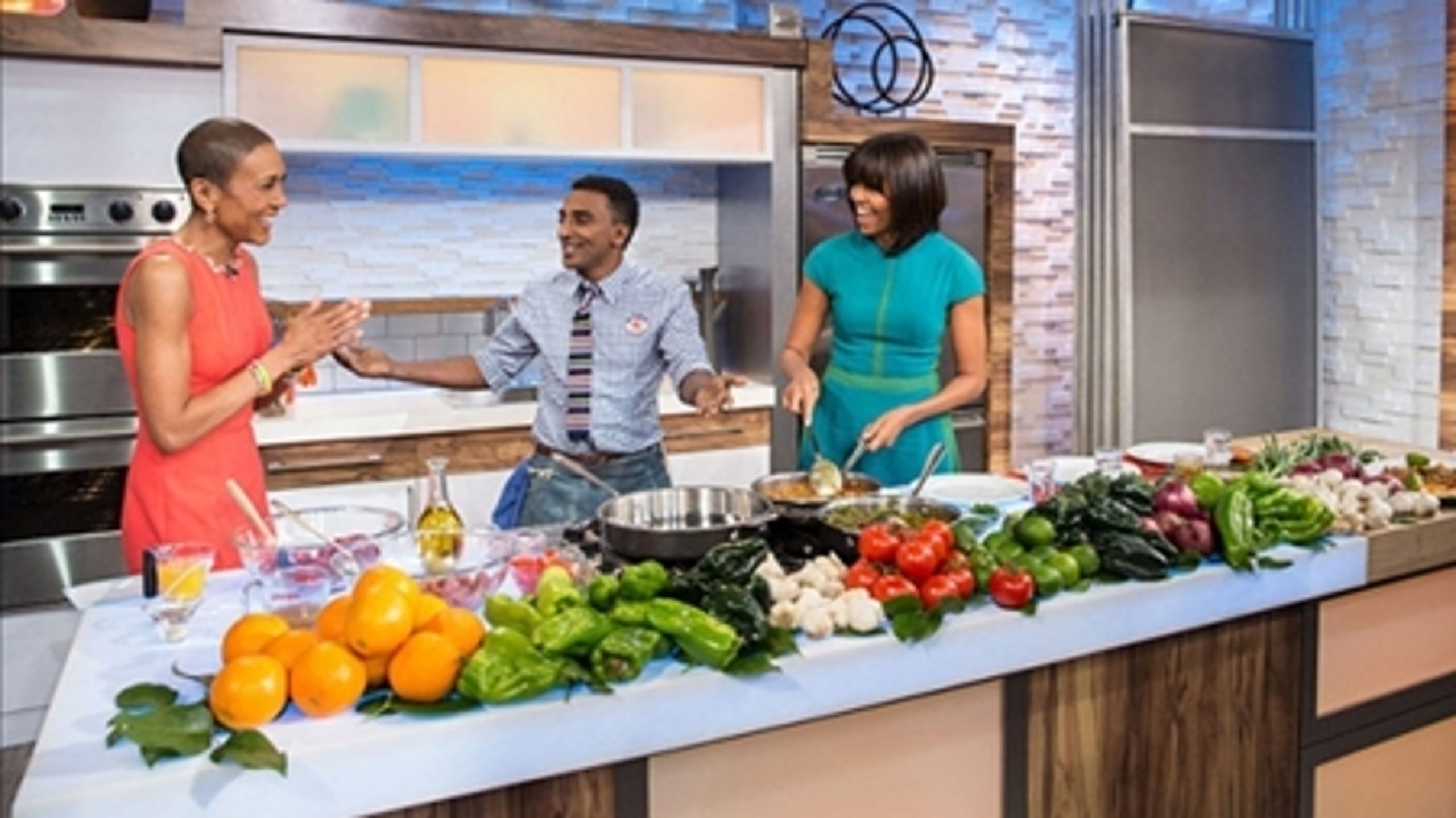 Michelle Obama bliver kritiseret for at leve op til fortidens idealer for en førstedame frem for at ændre dem.