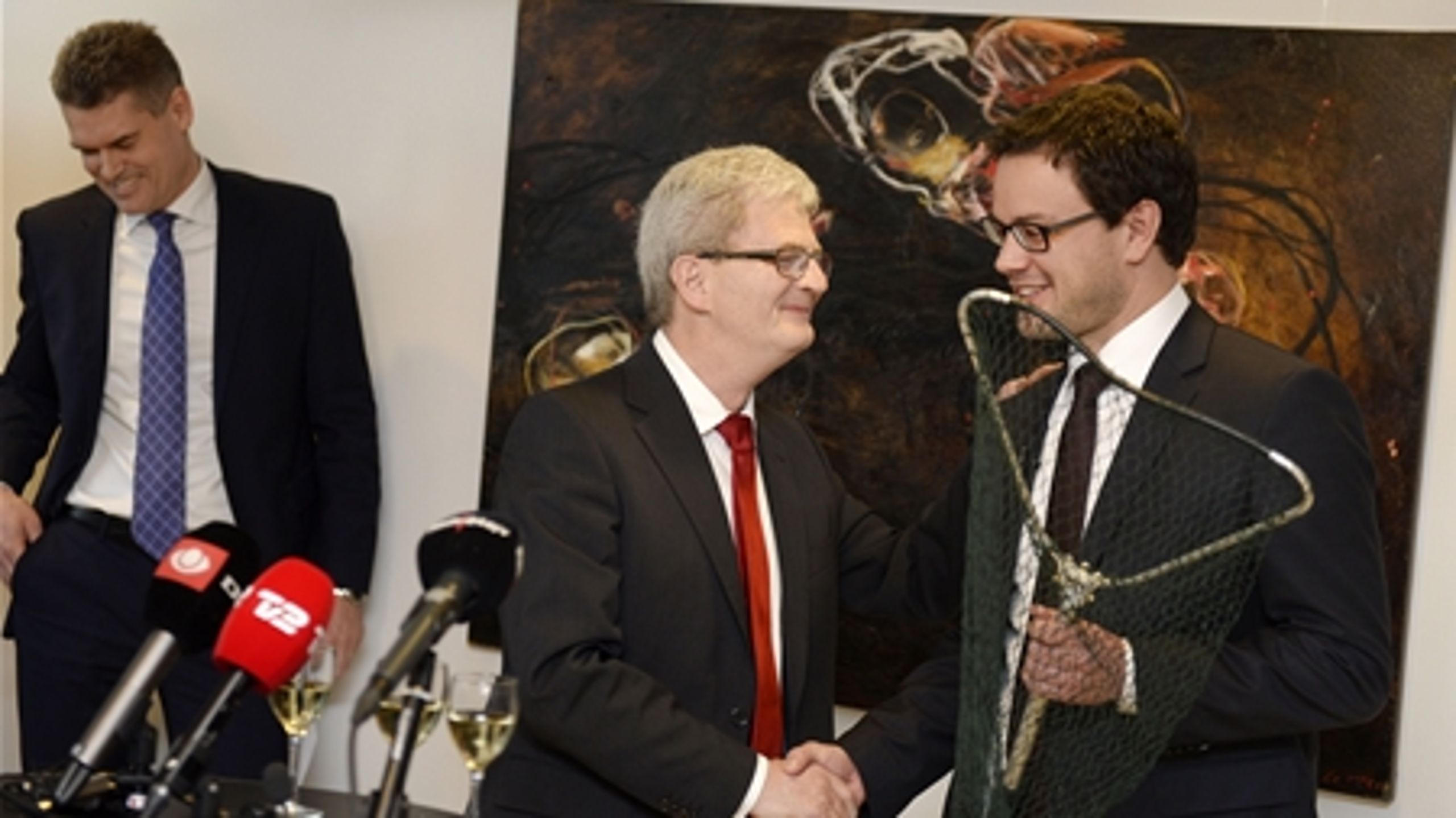 Tidligere skatteminister Holger K. Nielsen (SF) og ny skatteminister Jonas Dahl (SF) ved overdragelsen i Skatteministeriet. 