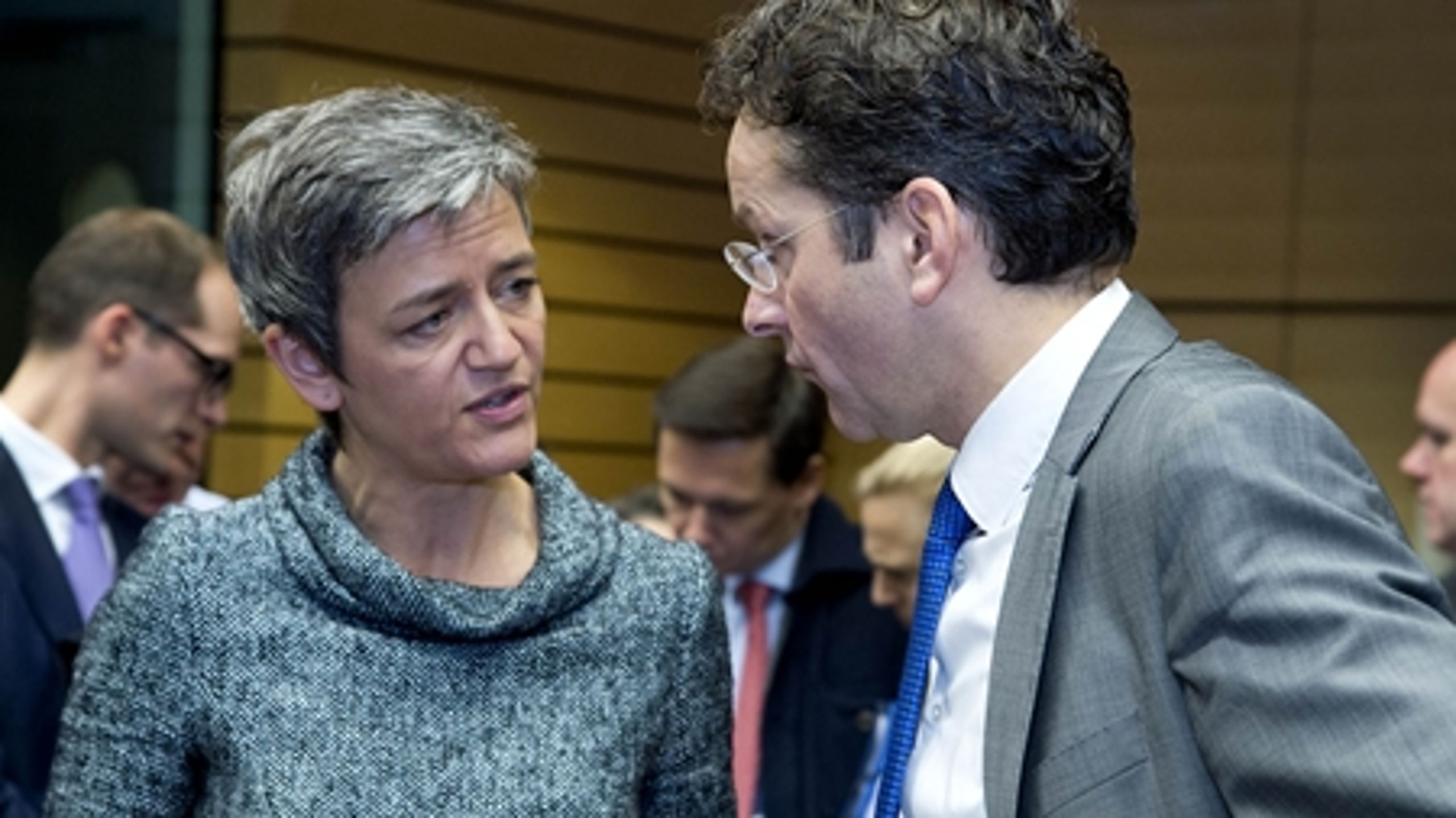Økonomi- og indenrigsminister Margrethe Vestager diskuterer med formand for eurogruppen Jeroen Dijsselbloem.