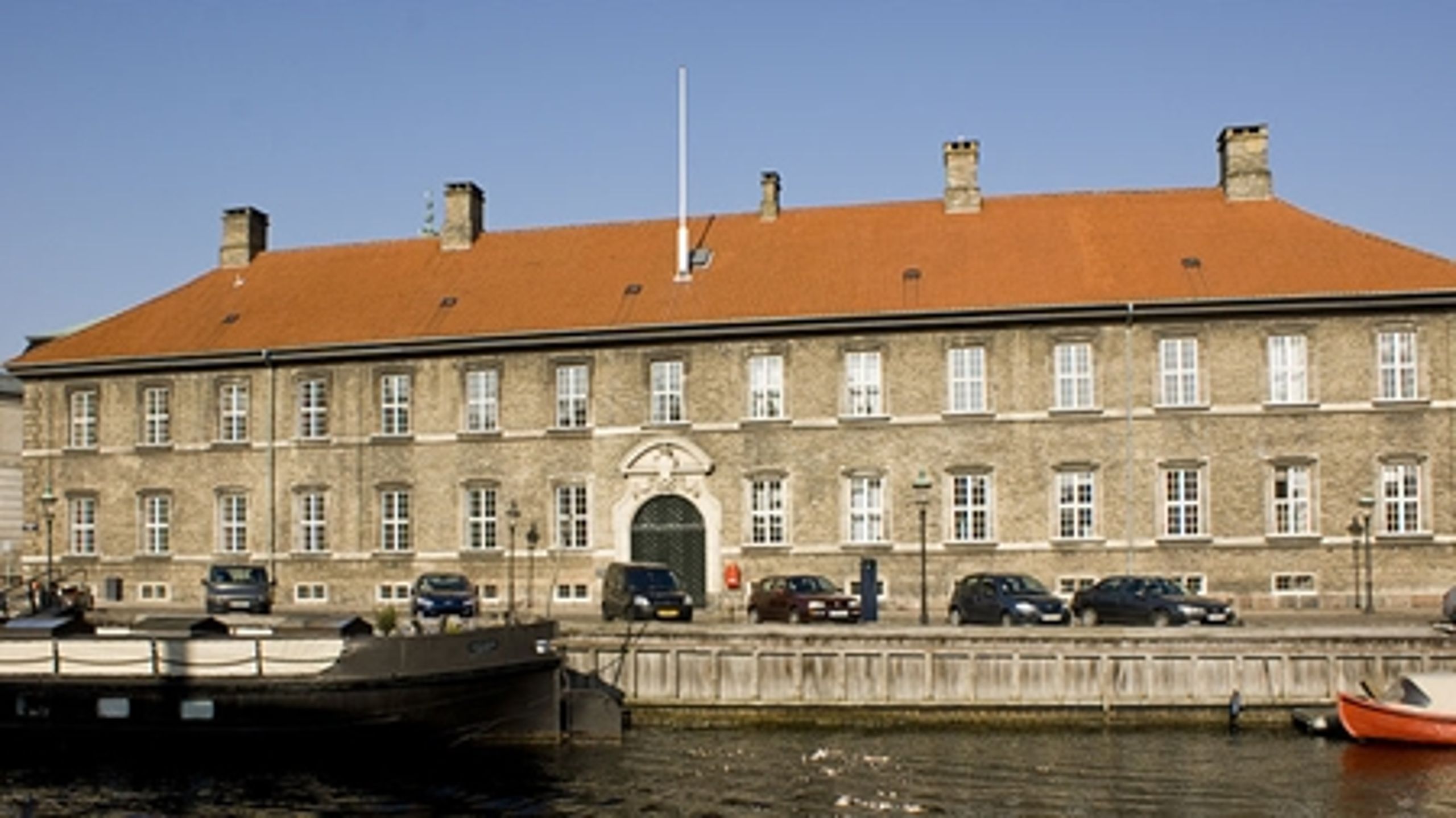  Undervisningsministeriet er stadigvæk befolket af fageksperter, siger undervisningsminister Christine Antorini (S) efter kritik fra bl.a. Jens Boe Nielsen. 