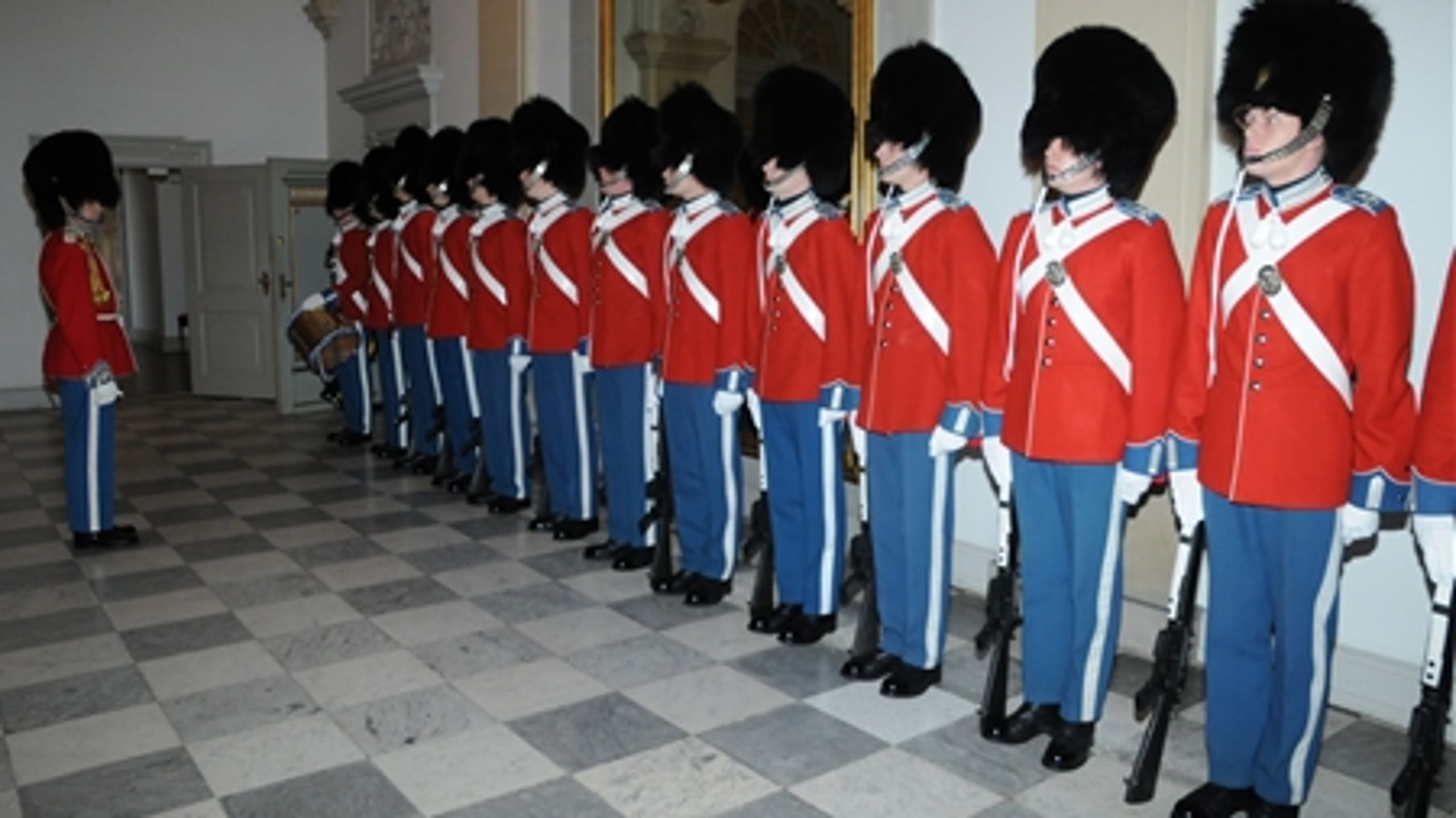 Den Kongelige Livgarde i stiveste puds til nytårskuren på Christiansborg Slot.