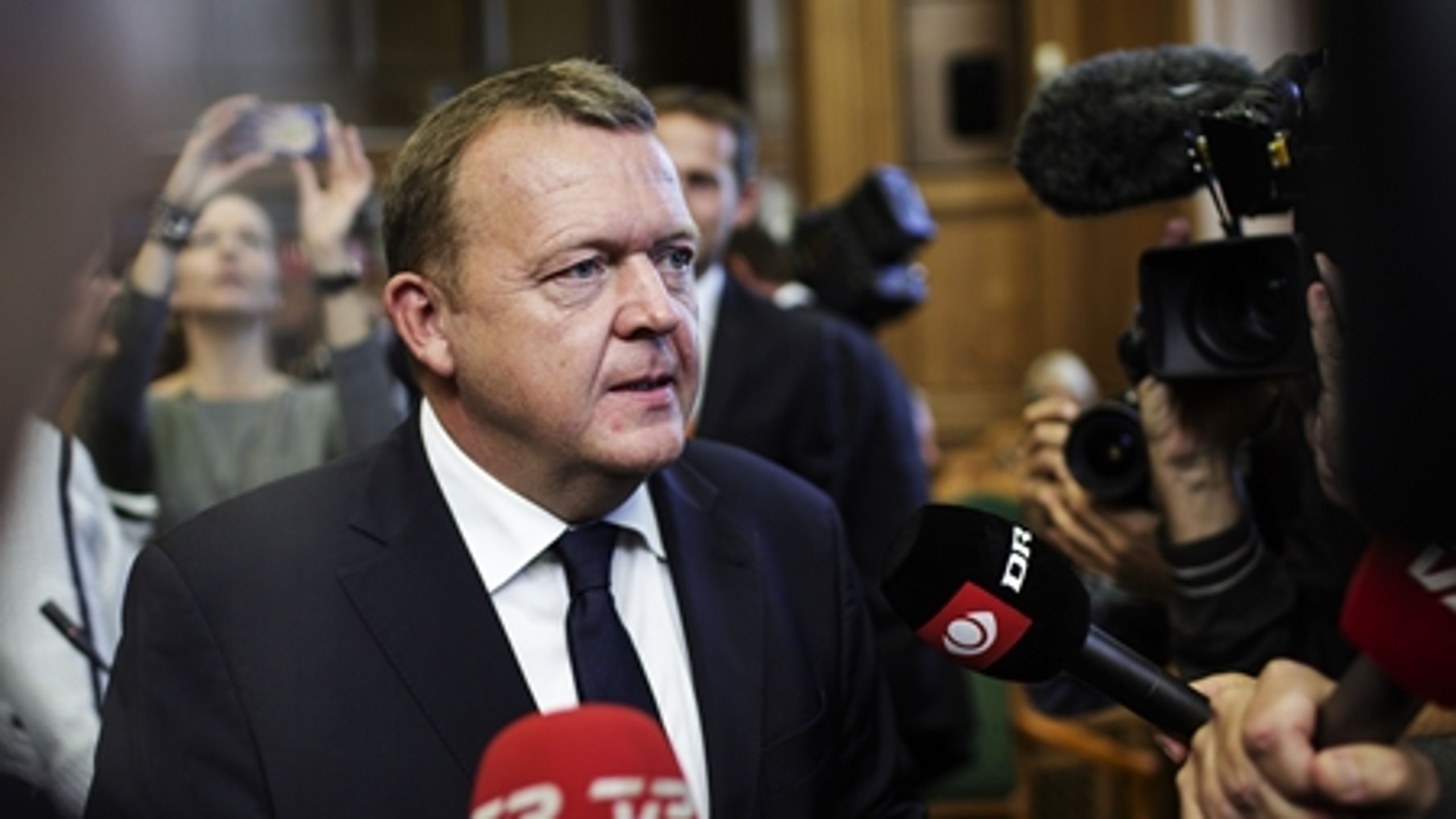 Venstres formand, Lars Løkke Rasmussen, var hurtigt ude og understrege sit partis opbakning til huslejereguleringen, efter Søren Pind kom med en melding om, at han personligt gerne så reguleringen afviklet. 