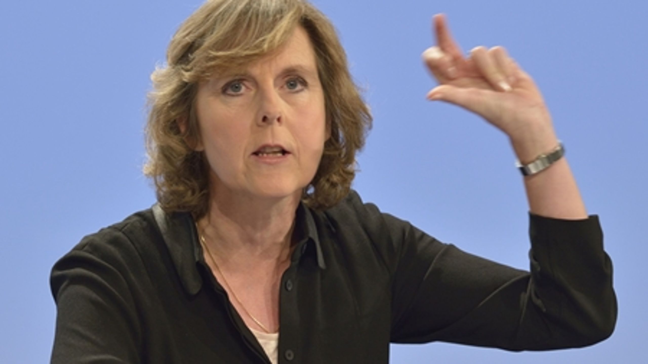 Den danske klimakommissær vil hellere have lavere bindende mål end pæne hensigtserklæringer.