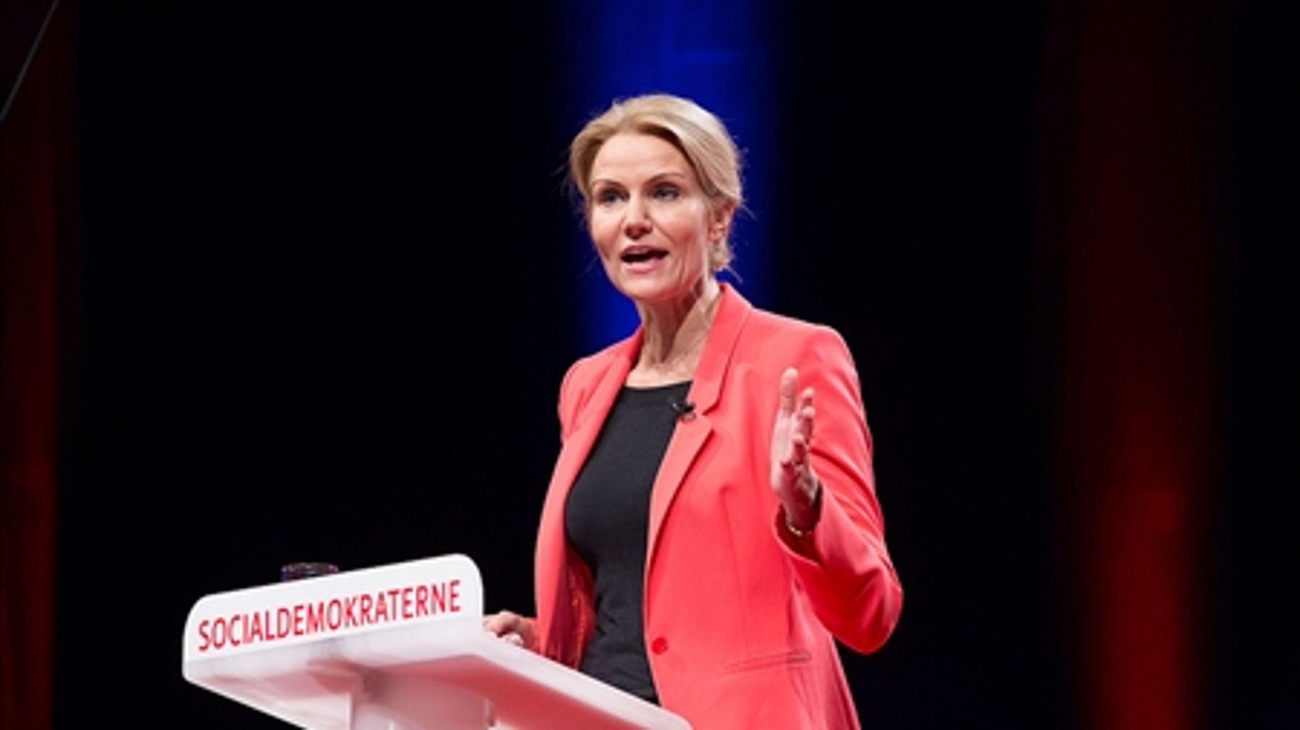 S-formand Helle Thorning-Schmidt var overordentlig kritisk over for salg af statslige virksomheder til finansspekulanter, da hun 2007  udtalte sig til Noa Redington i bogen "Den Første".