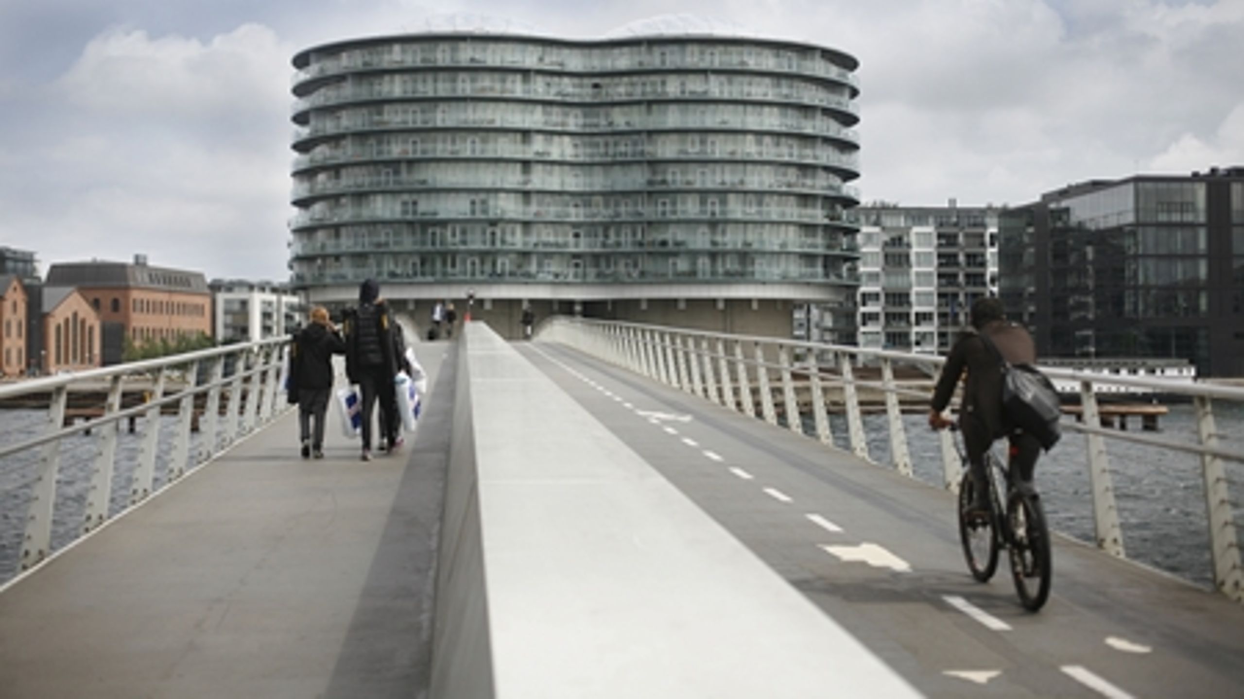 I kontrast til de kommuner, der oplever faldende folketal, betyder vandringen fra land til by, at København har bygget helt nye bydele som her på Islands Brygge. Det giver kommunale skævheder, som kræver et landspolitisk svar, lyder det fra Christiansborg.