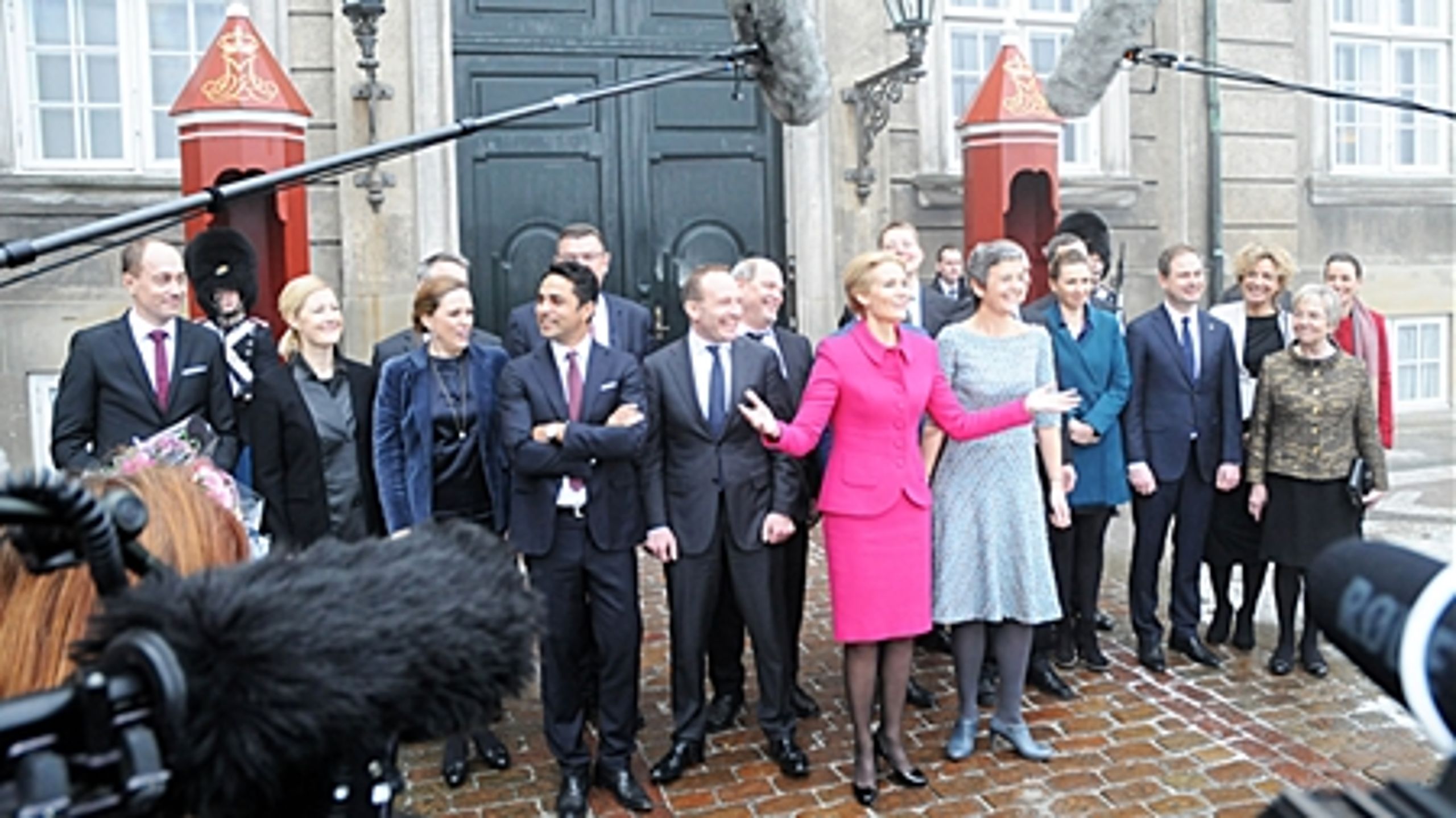 Statsminister Helle Thorning-Schmidt (S) håber på at få en ny begyndelse med dannelsen af en SR-regering i februar. Men vælgerne siver stadig til blå blok.