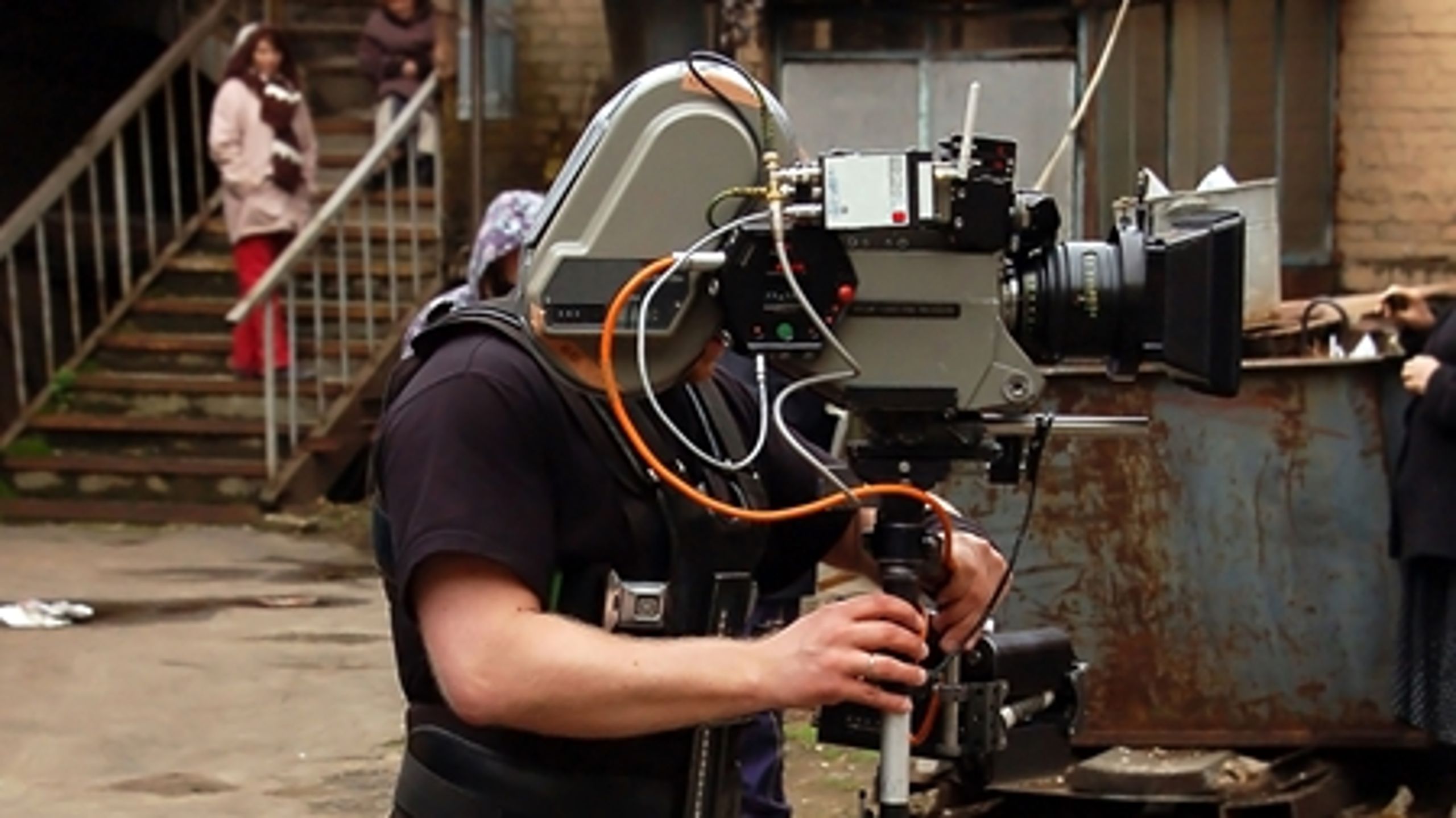 Det Danske Filminstitut skal ikke styre de 120 millioner kroner, DR og TV 2 årligt bruger på filmindustrien, mener et bredt politisk flertal.