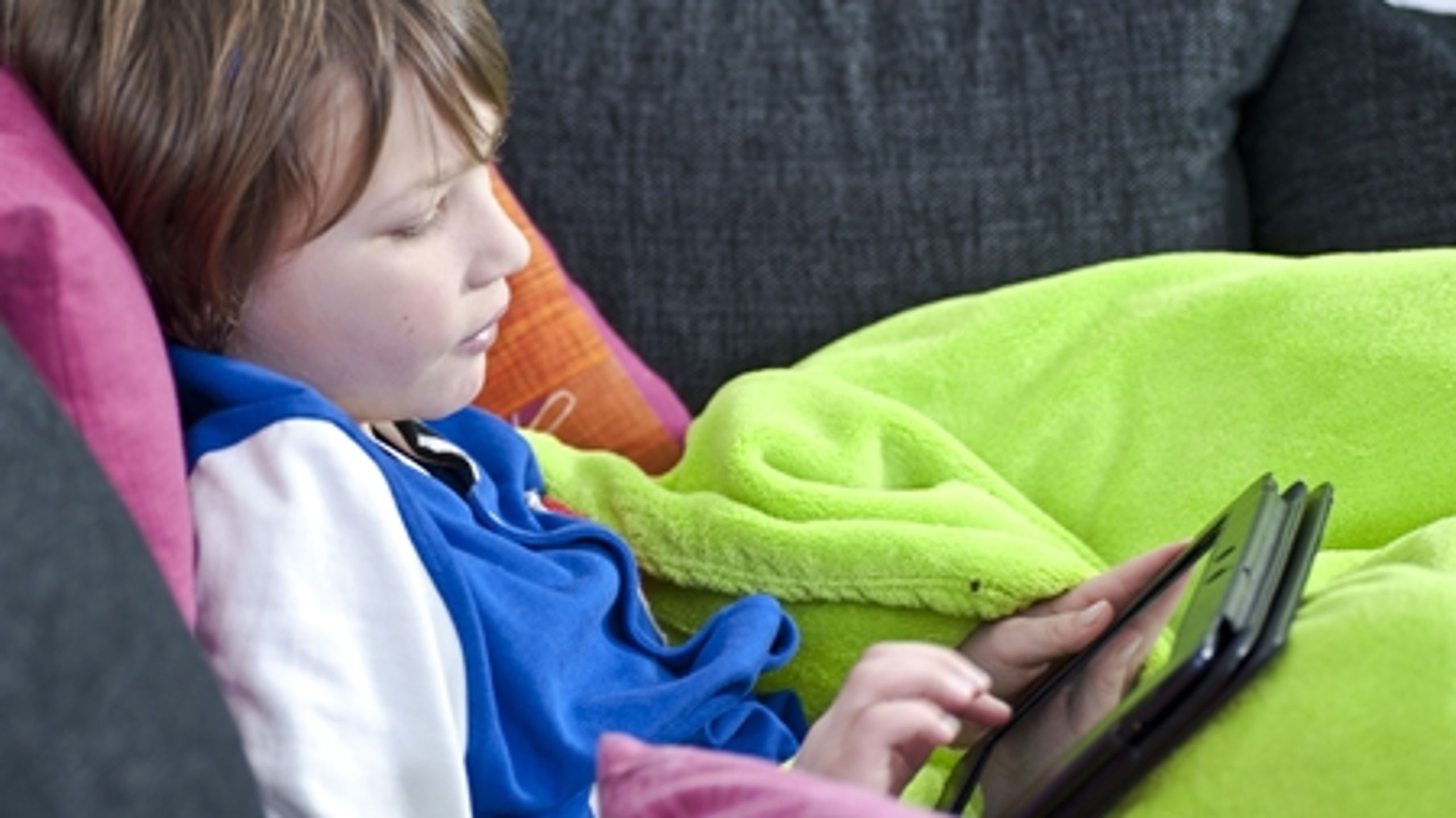 Medielovgivningen for børn og unge skal opdateres, mener flere partier på Christiansborg.