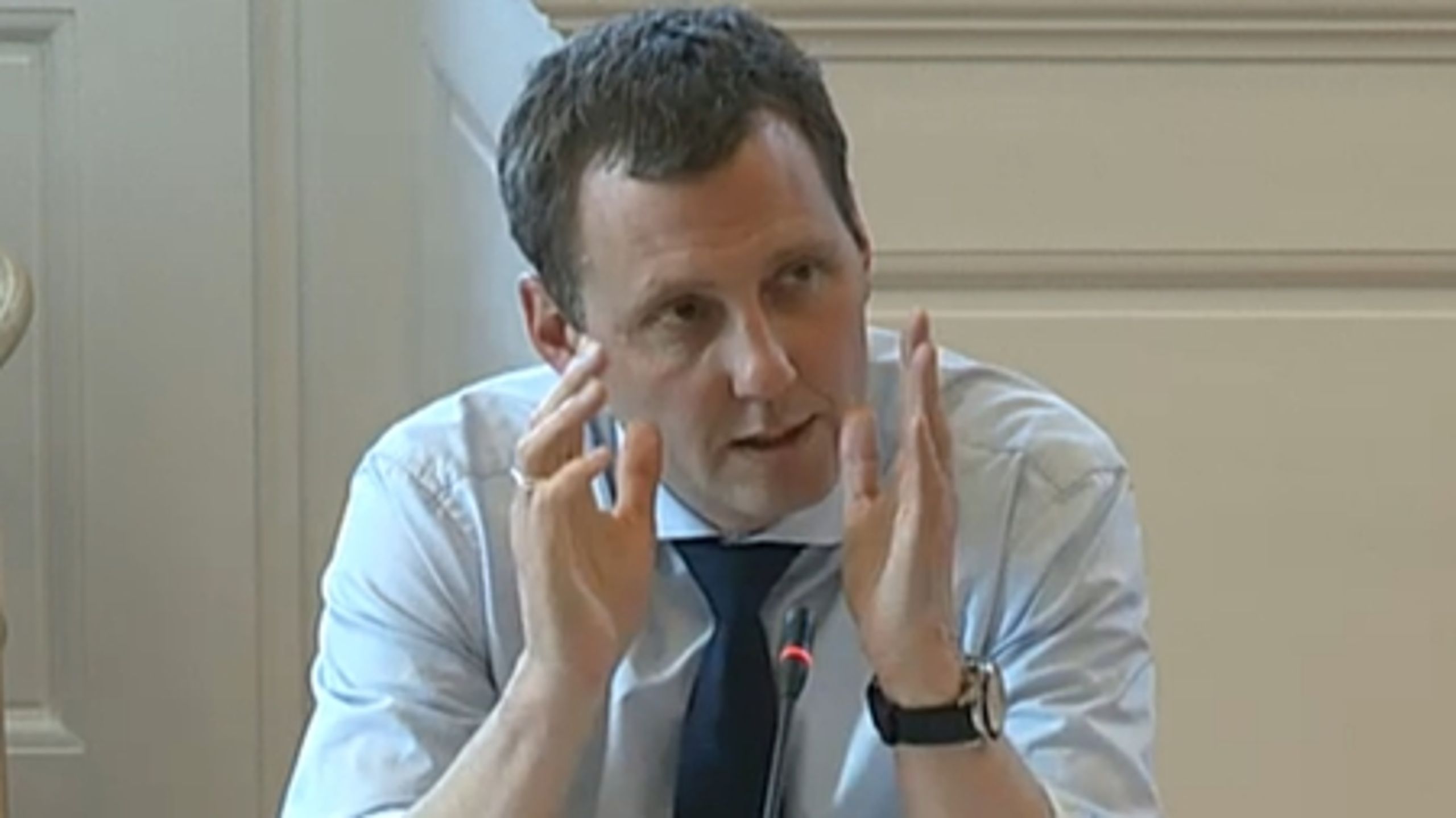 Sundhedsminister Nick Hækkerup (S) fastslog på det åbne samråd, at regionerne er forpligtet til at benytte sig af privathospitalernes kapacitet, hvis de ikke selv kan klare opgaven med at sikre den nye udredningsgaranti.