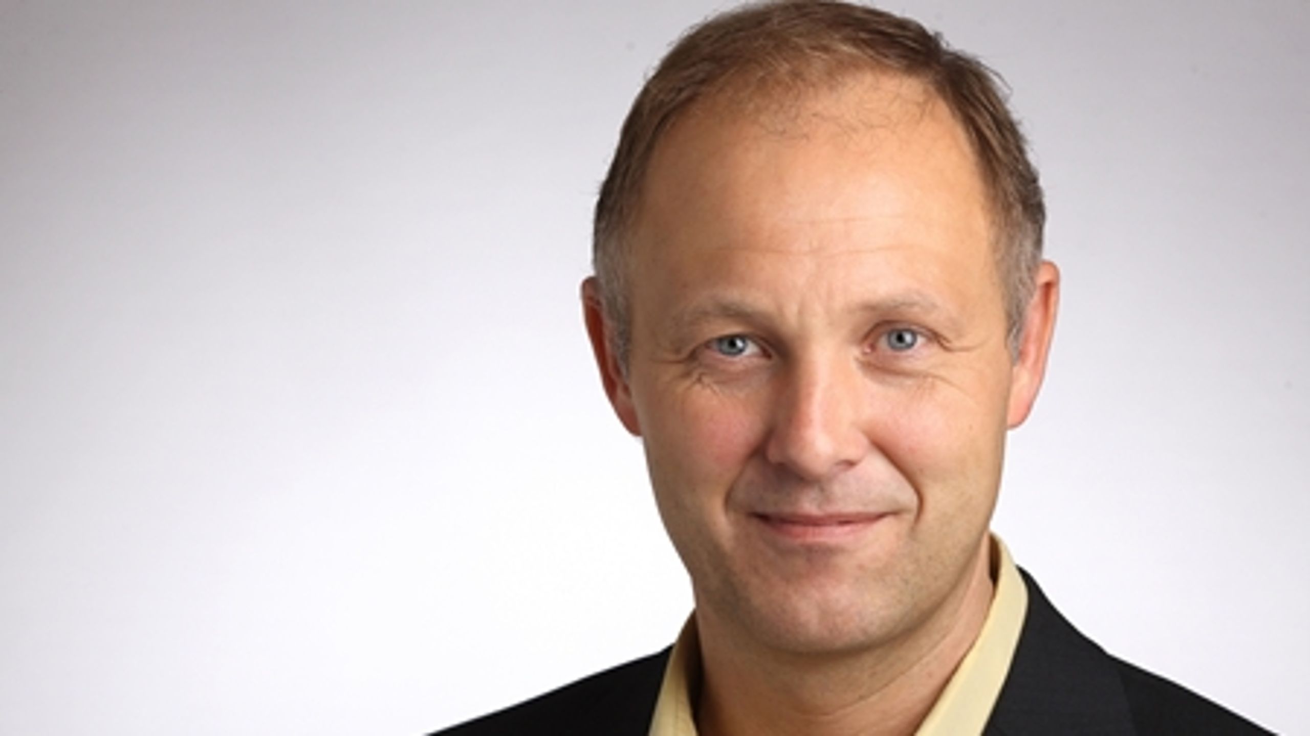 Regeringen har talt kommunernes anlægsinvesteringer op for lettere at kunne skære dem ned, mener KL's formand Martin Damm (V).