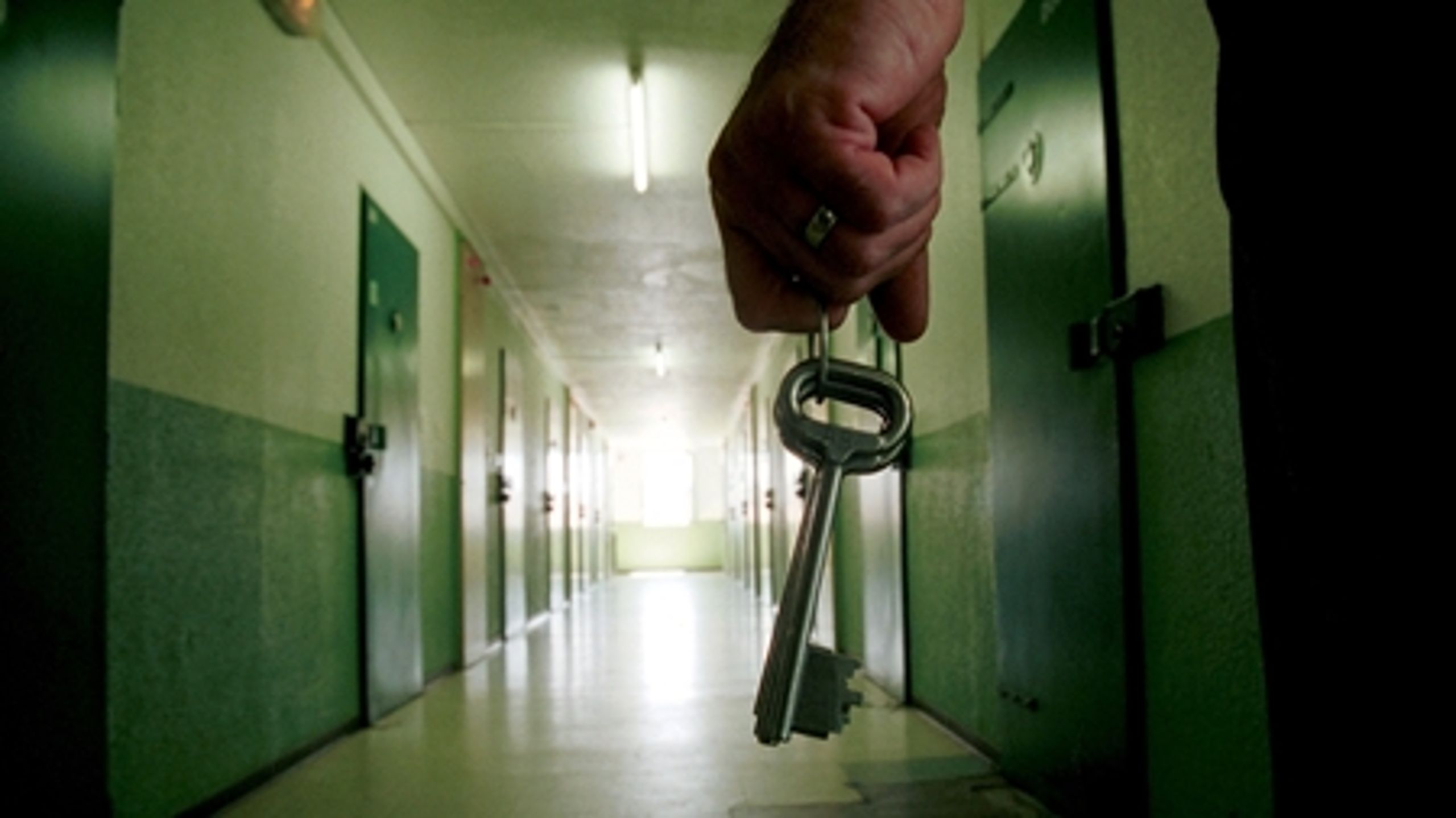 De borgerlige retsordførere har stillet forslag om prøveløsladte altid skal afsone den eftergivne straf, hvis de begår personfarlig kriminalitet i prøvetiden.