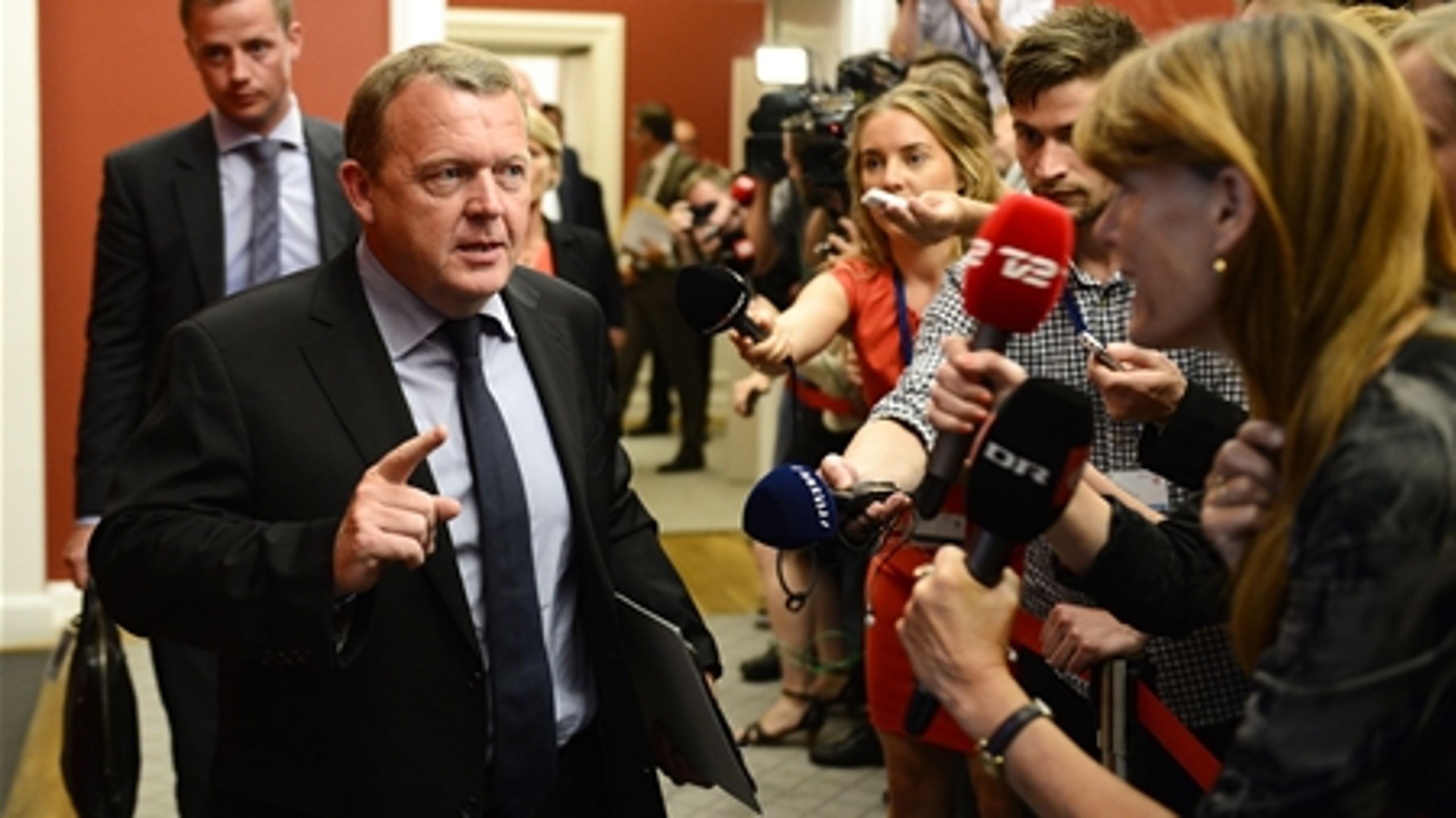 Pressen var mødt massivt op, da Lars Løkke Rasmussen (V) tirsdag ankom til Venstres gruppemøde.
