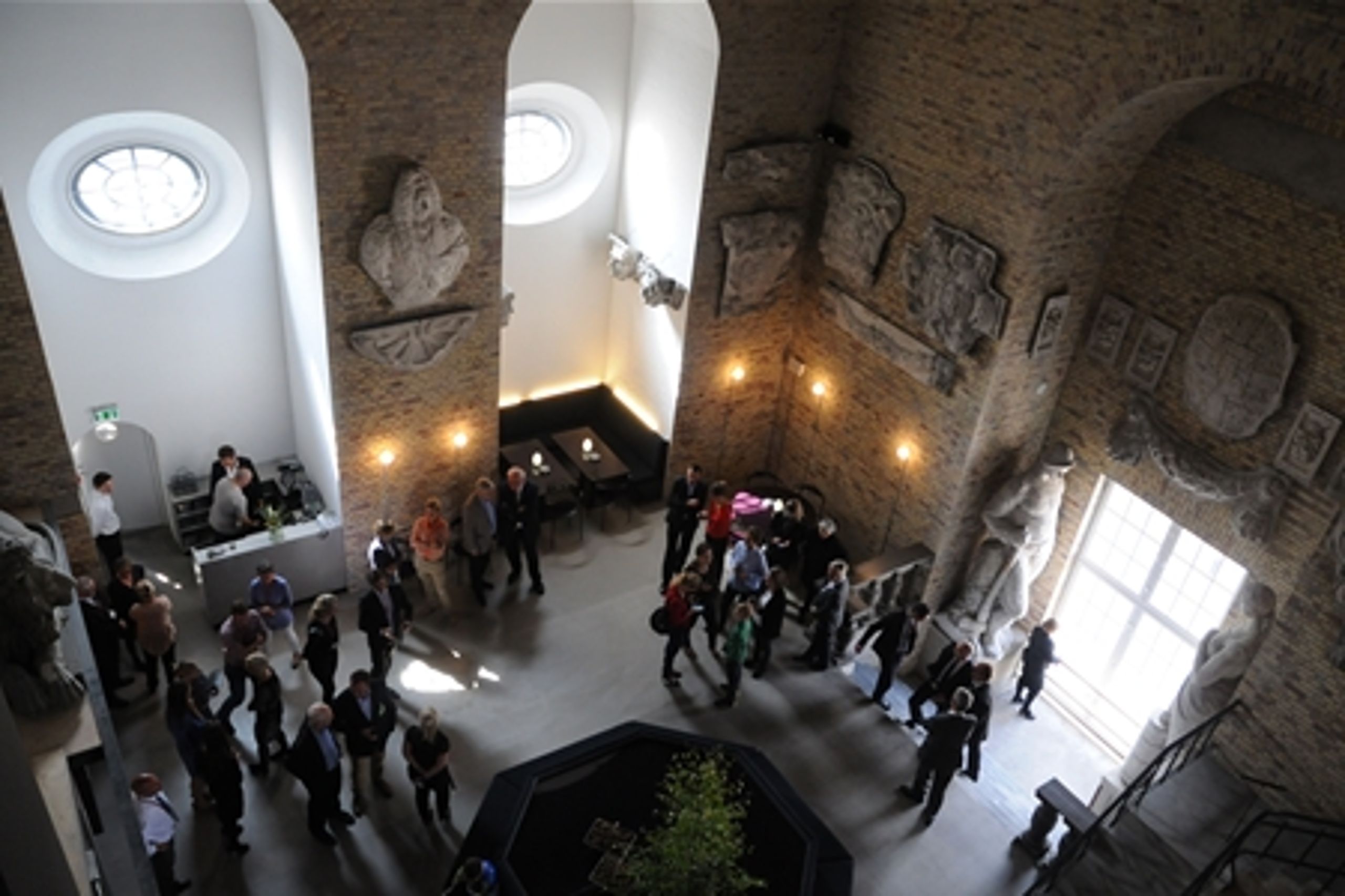 Ingen vinduesborde i Tårnets Restaurant, for det enlige udkigspunkt i øjenhøjde er forbeholdt fællesskabet, betoner arkitekten.