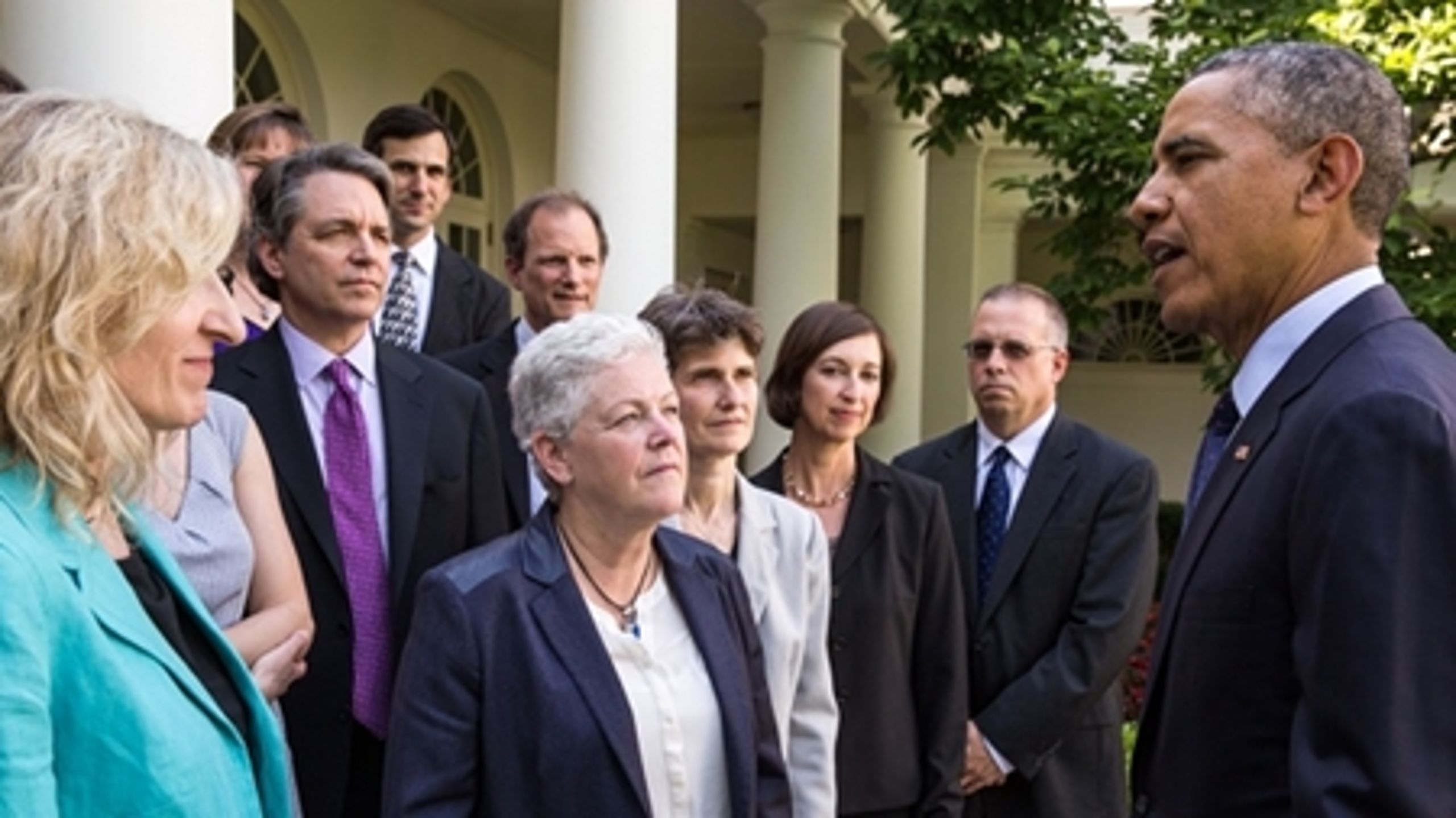 Obama diskuterer klimaplanen med nogle af de ansatte, der har været med til at udforme den.