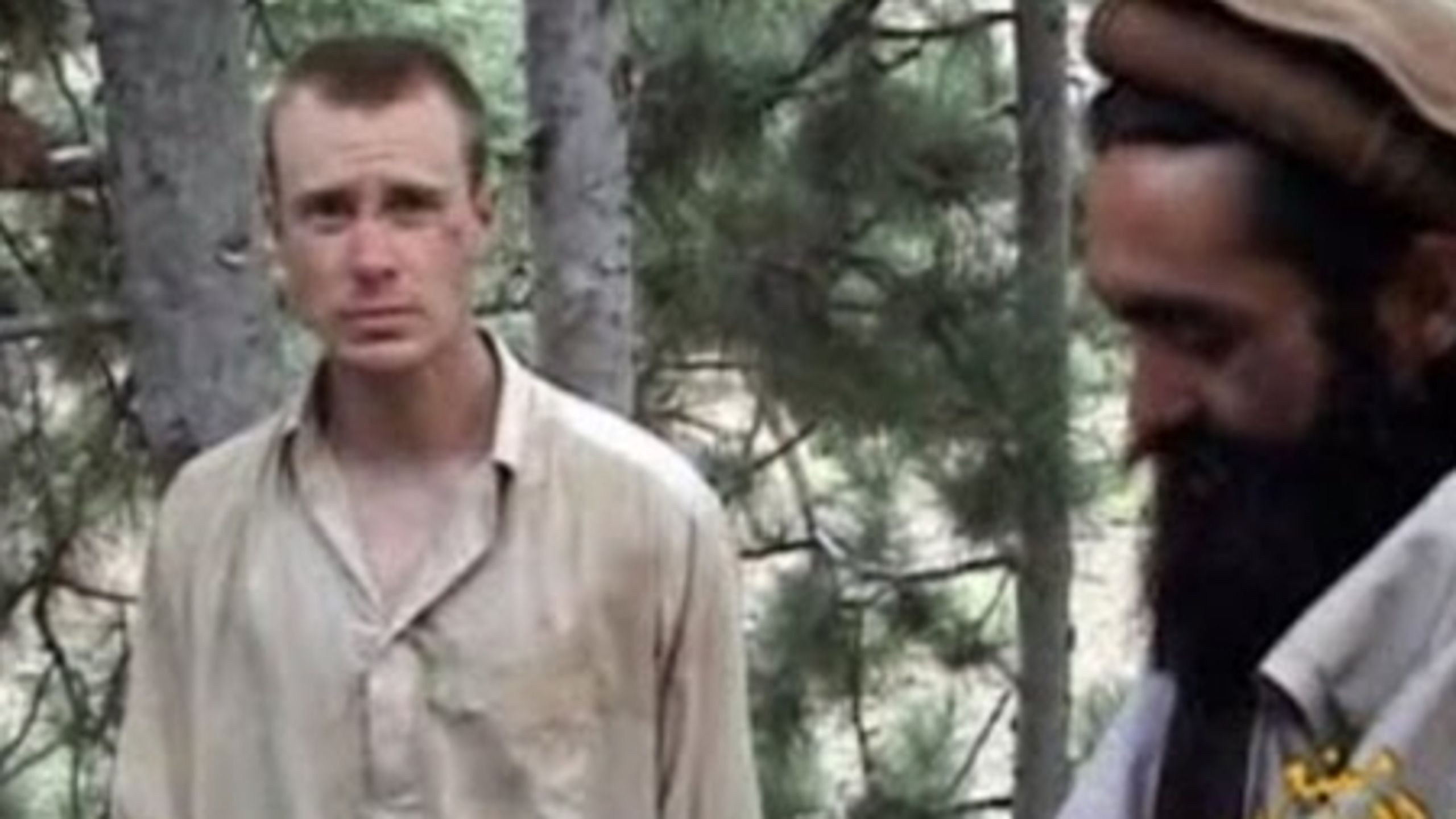 En video, der viser udleveringen af Bergdahl, er blevet en internetsensation på Youtube.