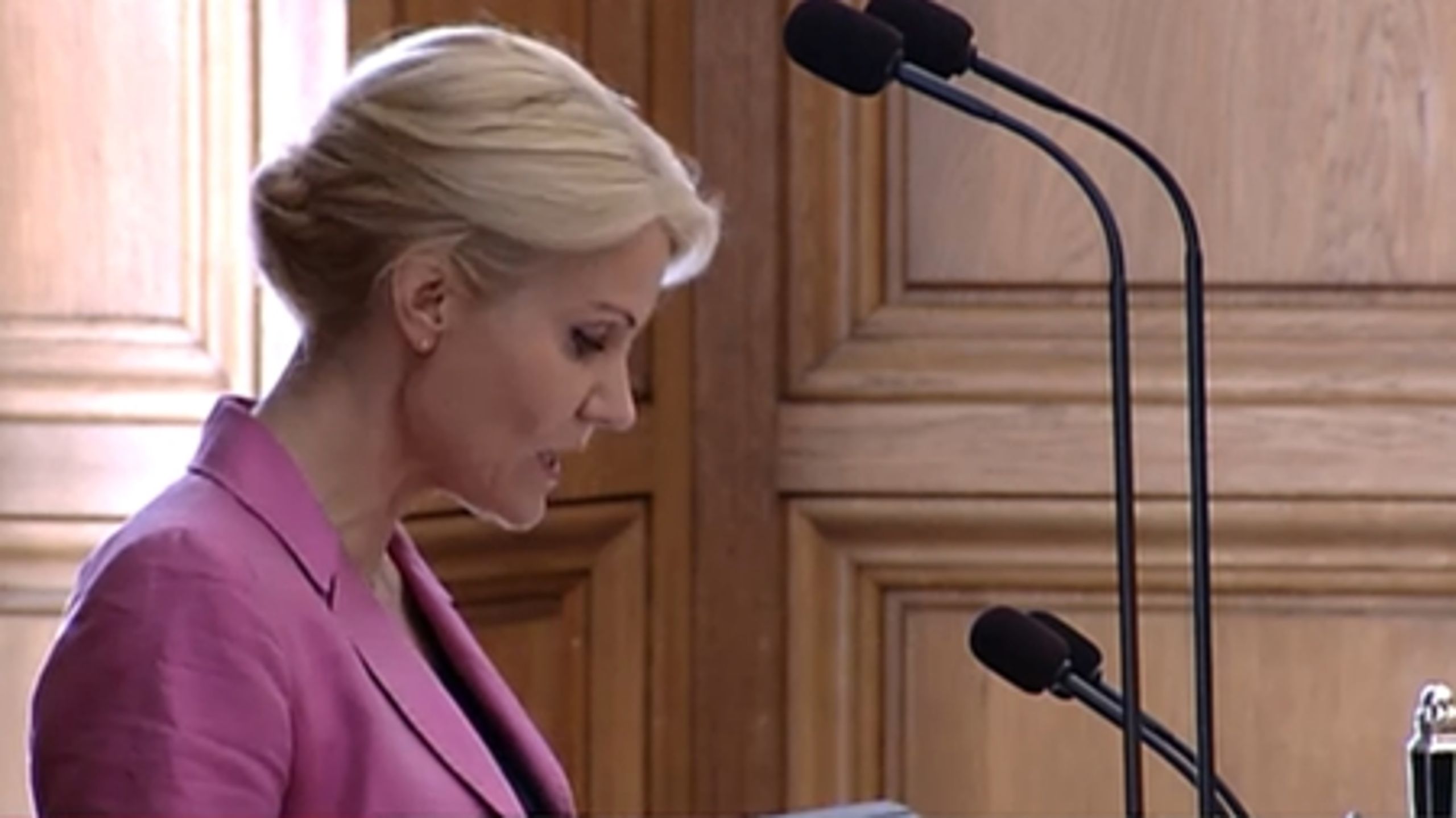 "Min holdning er klar: EU-borgere skal bruge arbejdskraftens fri bevægelighed til at flytte derhen, hvor de kan få arbejde. Den skal ikke bruges til at rejse derhen, hvor man kan få de bedste velfærdsydelser." Helle Thorning-Schmidt på Folketingets talerstol.