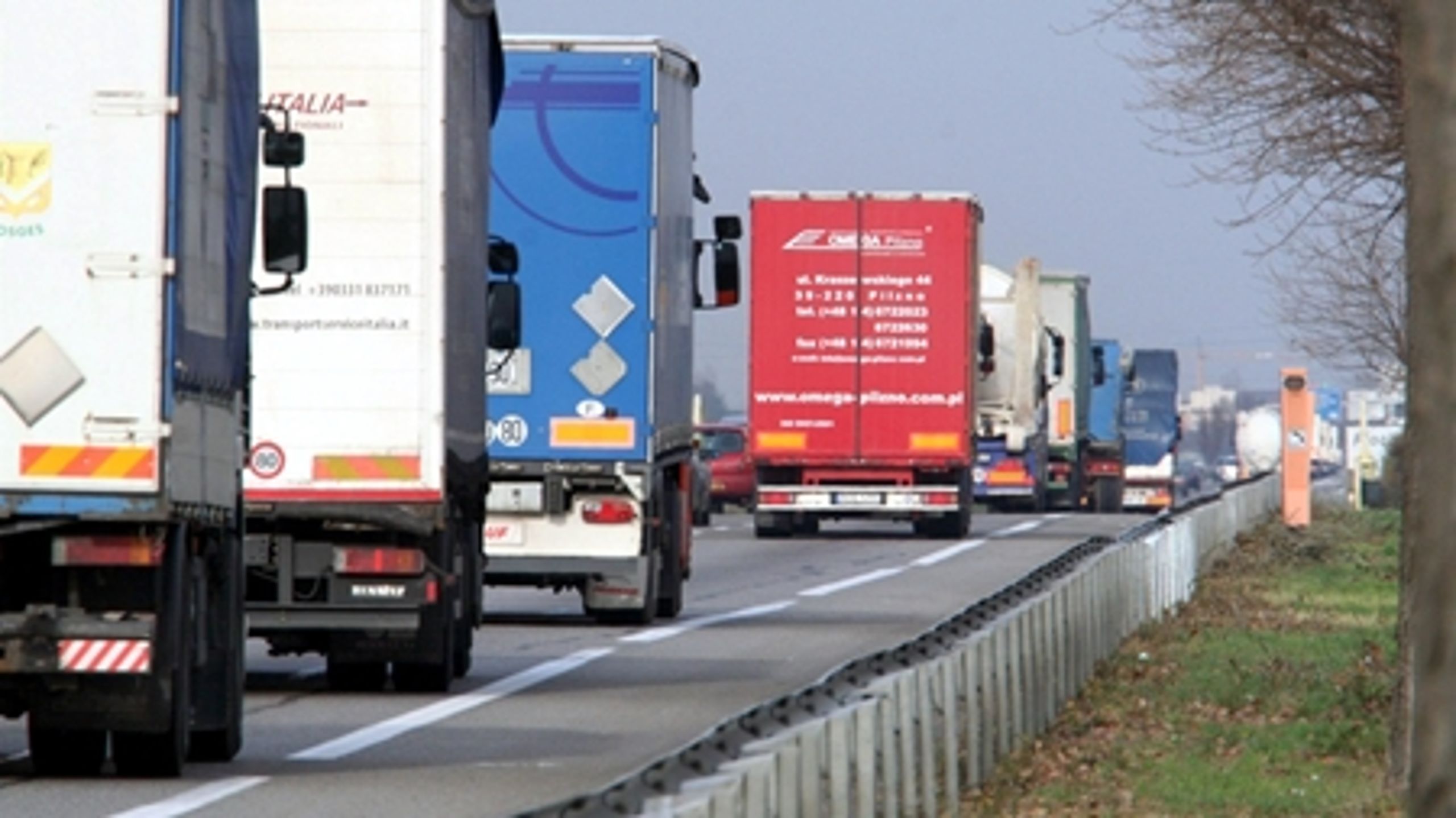 Danske vognmænd er stærkt utilfredse med, at privatiseringen af affaldsbranchen blev aflyst. Det er svært at konkurrere med den offentlige sektor, lyder kritikken.