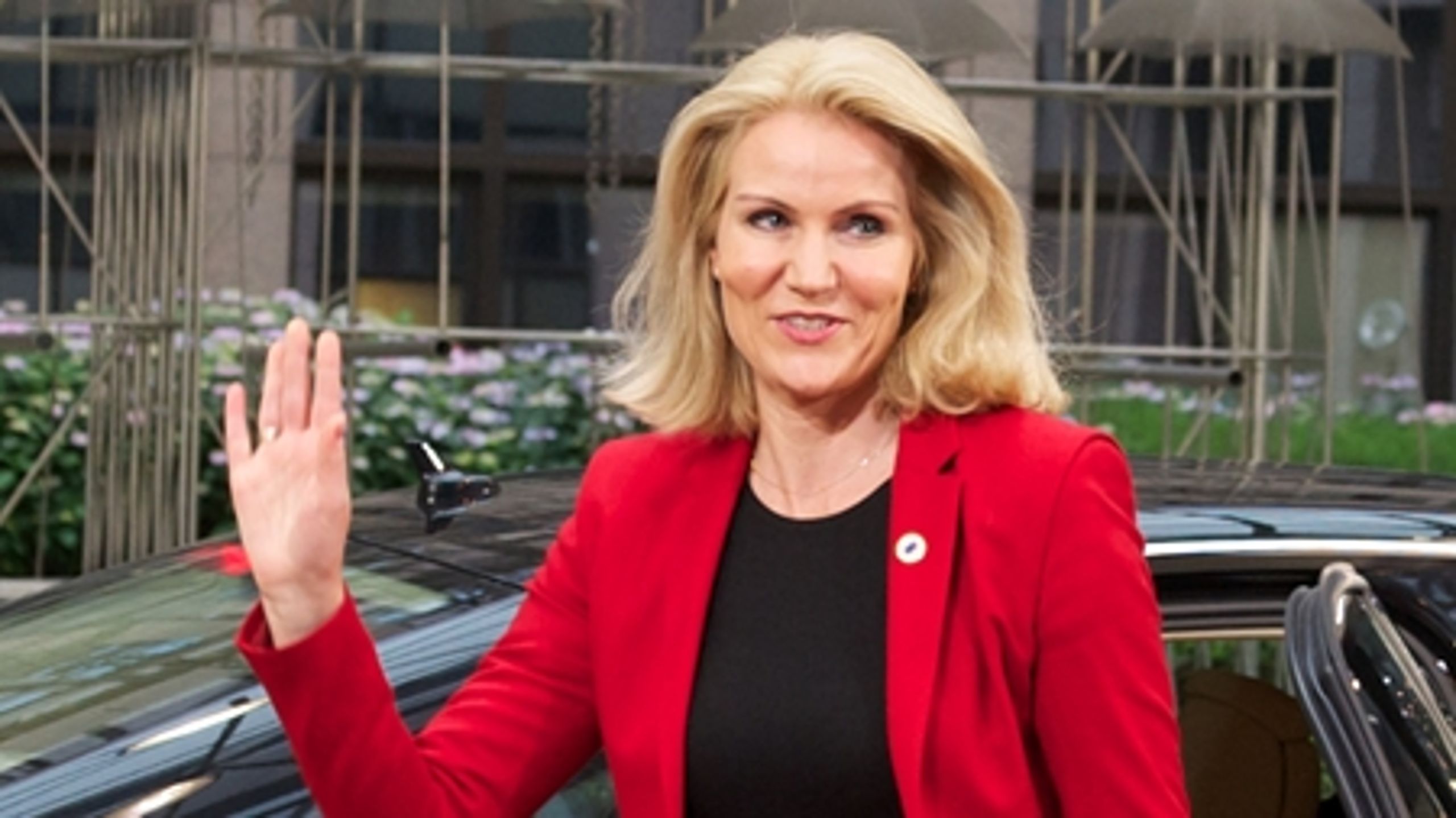 Et overvældende flertal af danskerne tror, at Helle Thorning-Schmidt vil vinke farvel til statsministerposten, hvis hun får et jobtilbud i EU.